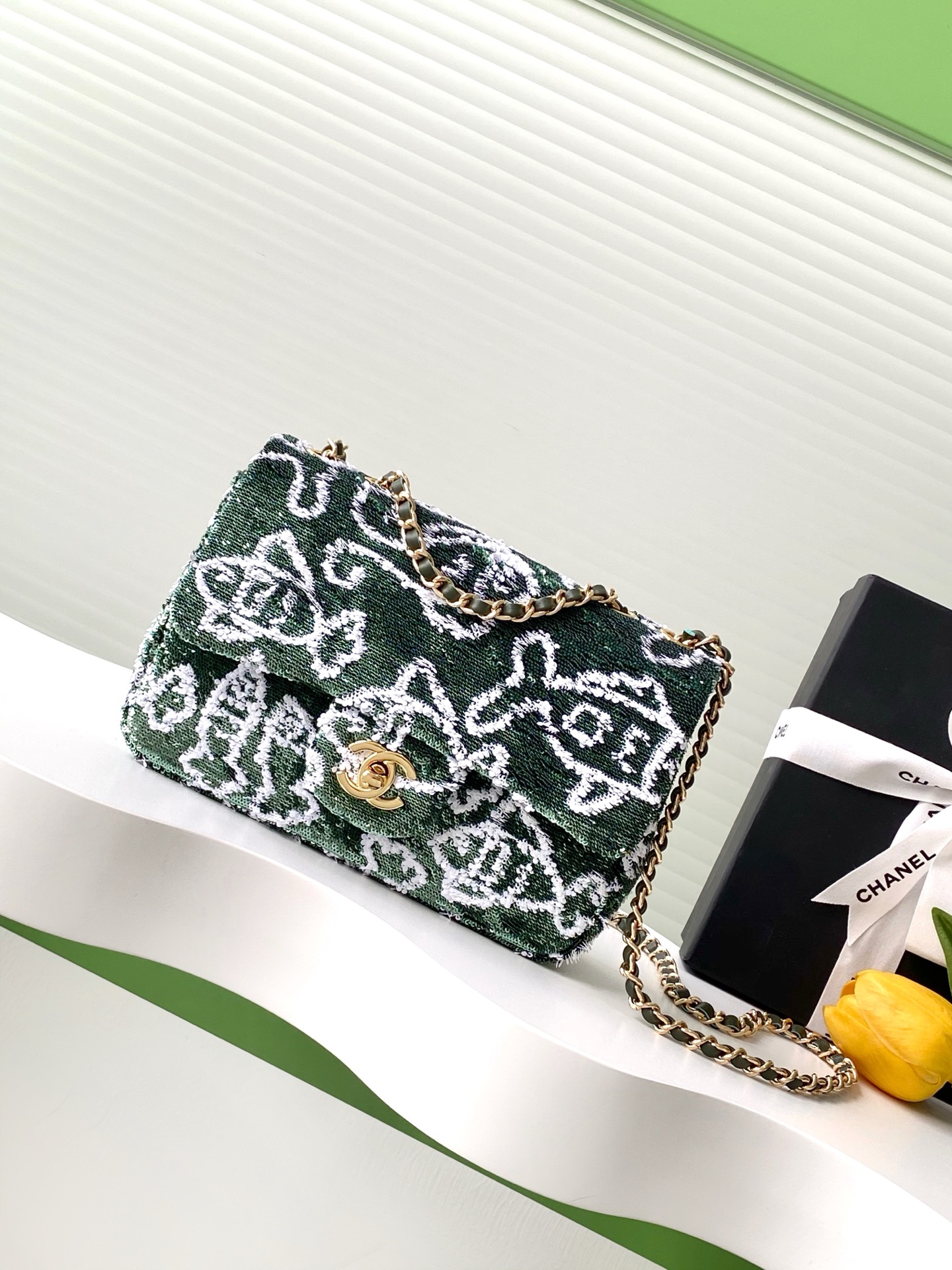 Classic Flap Bag（Green densely woven sequin base + white abstract floral/graffiti jacquard + gold double C button + leather shoulder strap with metal chain） - Mocuir