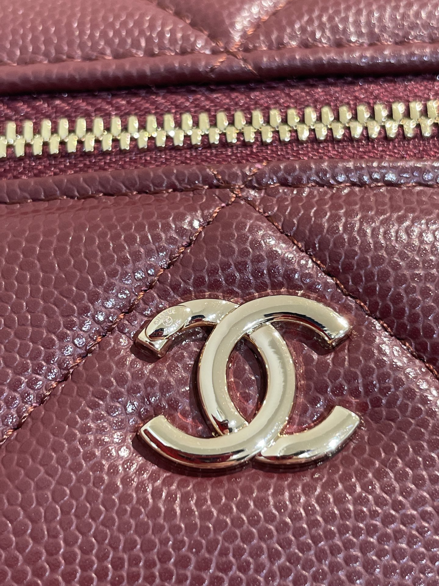 Burgundy Quilted Caviar Calfskin Vanity Case with Top Handle and Gold-Tone Chain Strap - Mocuir