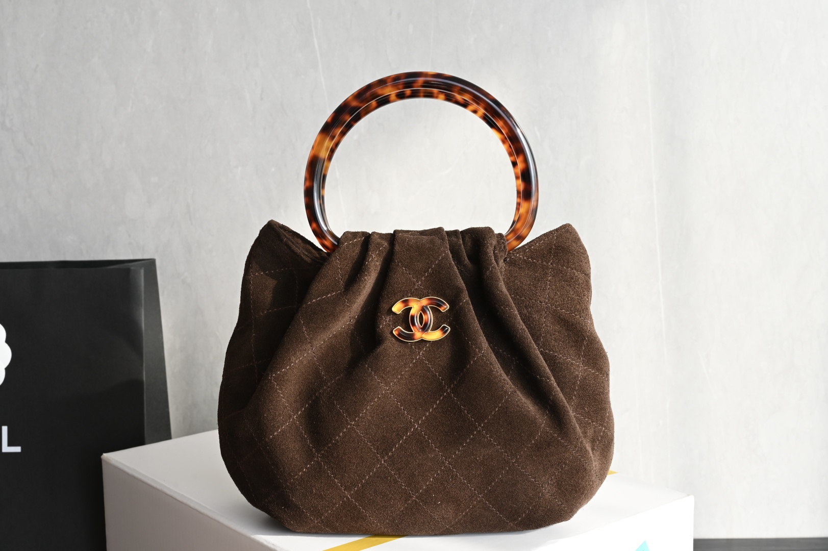 Black Quilted Caviar Calfskin Vanity Case with Top Handle and Gold-Tone Chain Strap - Mocuir