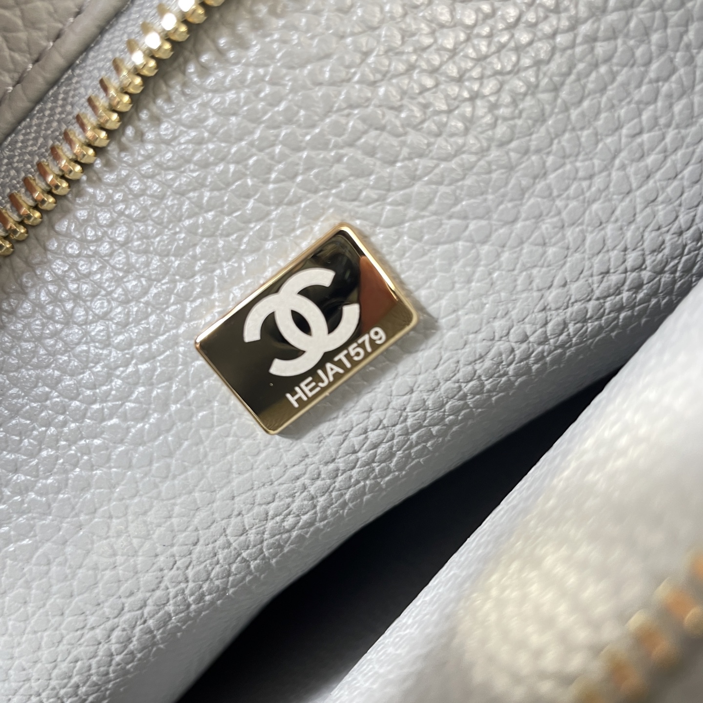 26S Cruise Large Tote Handbag in Light Grey Caviar Leather with Gold-Tone Hardware - Mocuir