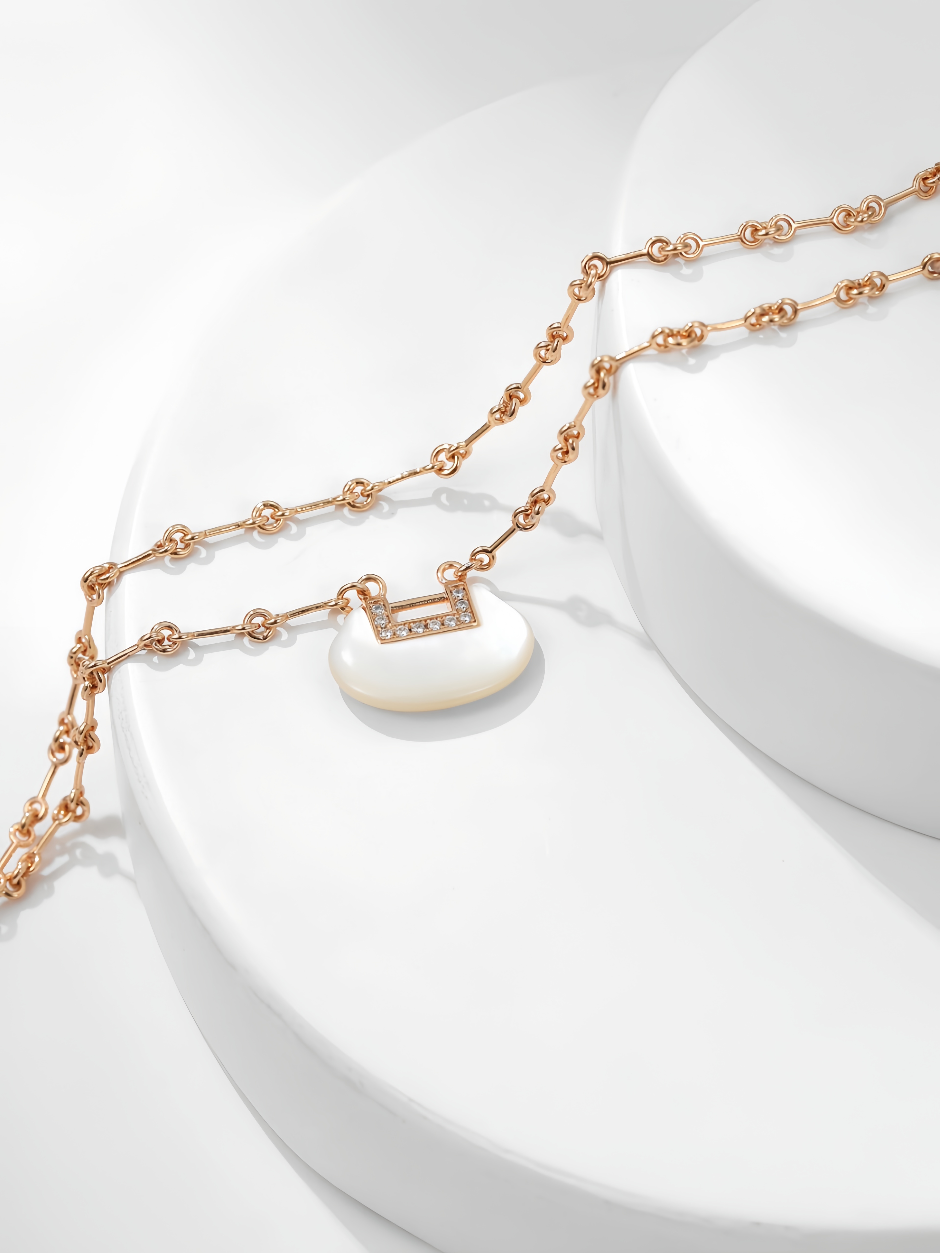 White mother-of-pearl double-layer diamond-set bracelet