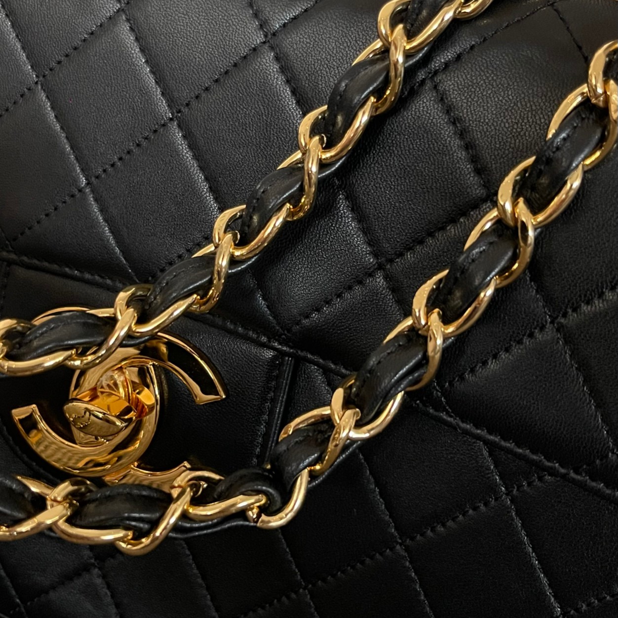 Classic Flap Quilted Lambskin Shoulder Bag in Black (Gold Hardware) - Mocuir