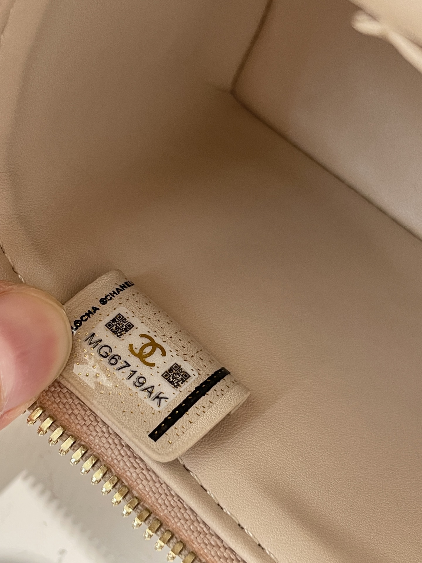 Beige Quilted Caviar Calfskin Vanity Case with Top Handle and Gold-Tone Chain Strap - Mocuir