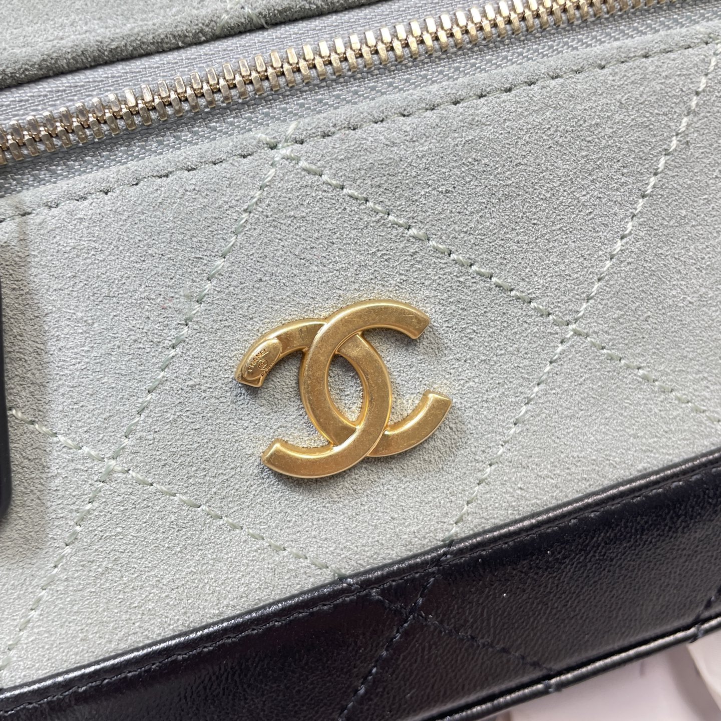 26S Slim Vanity Case with Chain in Mint Green Suede & Black Lambskin with Gold-Tone Hardware - Mocuir