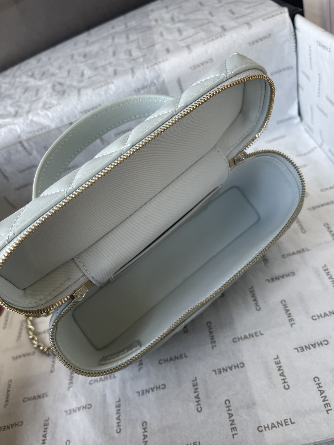 25C Classic Vanity Case with Chain（White） - Mocuir