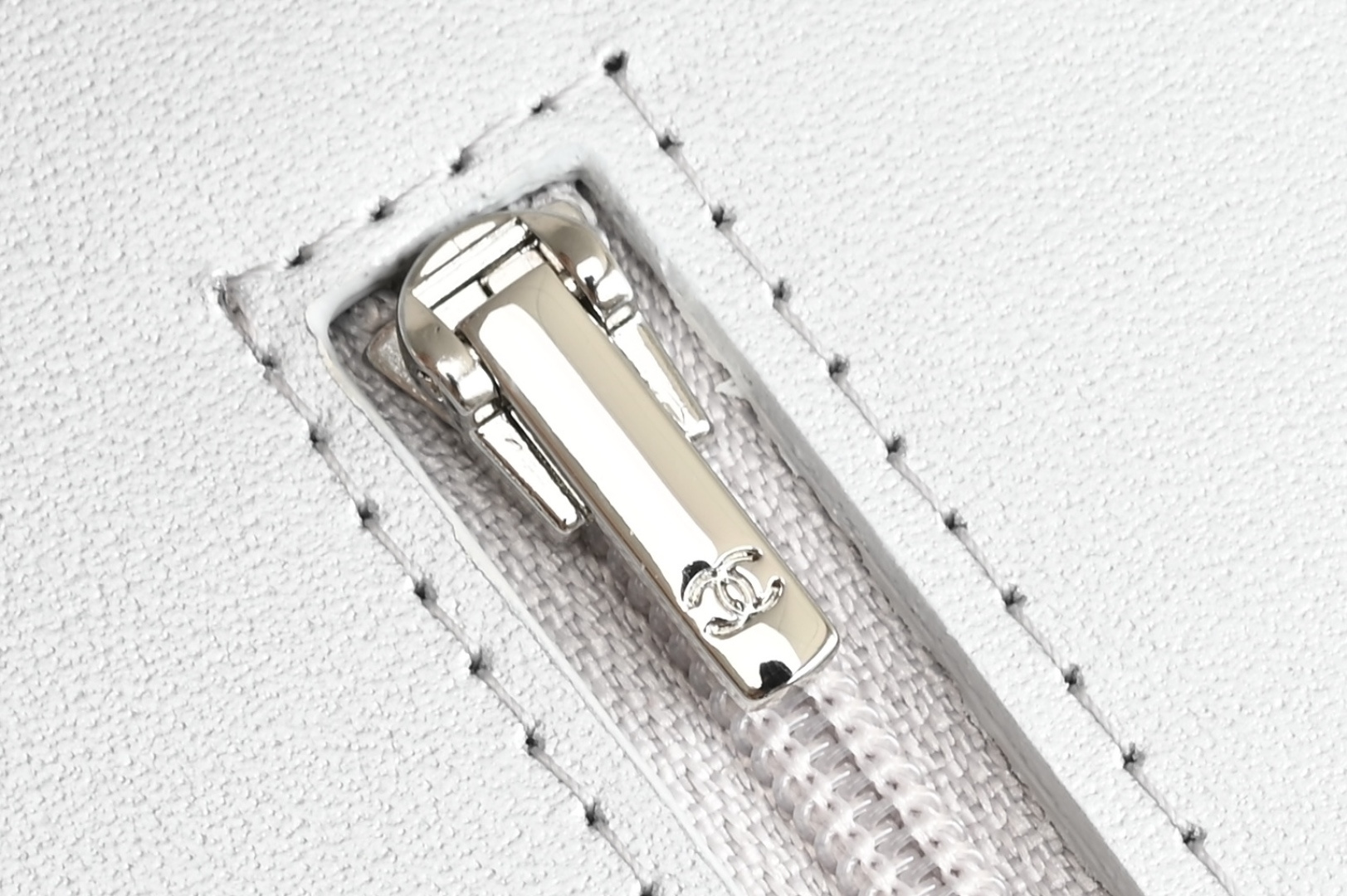 Classic Wallet On Chain (WOC) in Metallic Silver Grained Calfskin with Silver-Tone Hardware - Mocuir