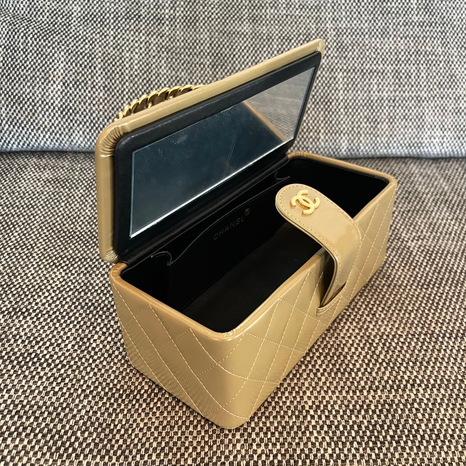 25C Long Quilted Patent Leather Vanity Case in Beige - Mocuir