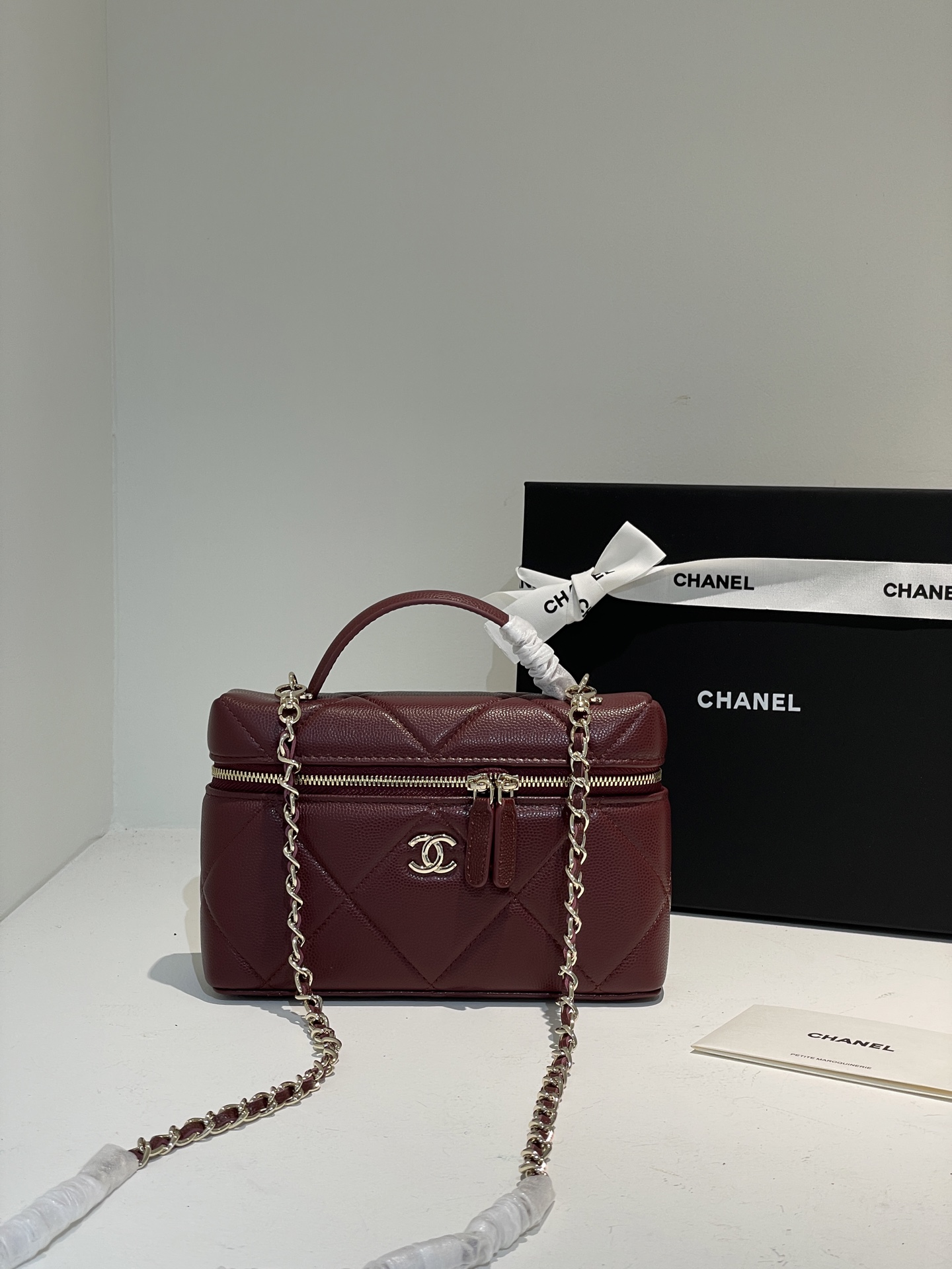 Burgundy Quilted Caviar Calfskin Vanity Case with Top Handle and Gold-Tone Chain Strap - Mocuir