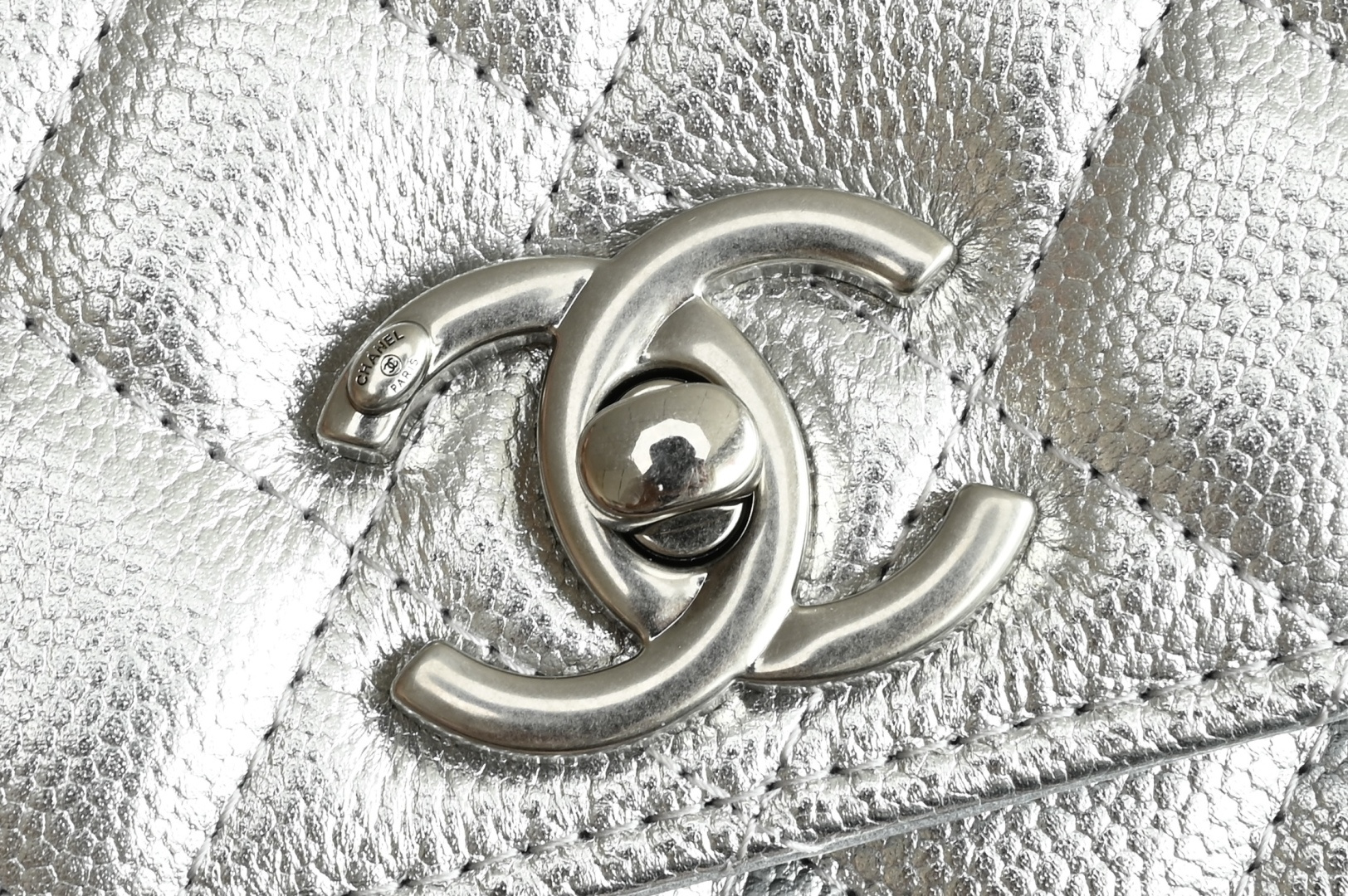 Classic Wallet On Chain (WOC) in Metallic Silver Grained Calfskin with Silver-Tone Hardware - Mocuir