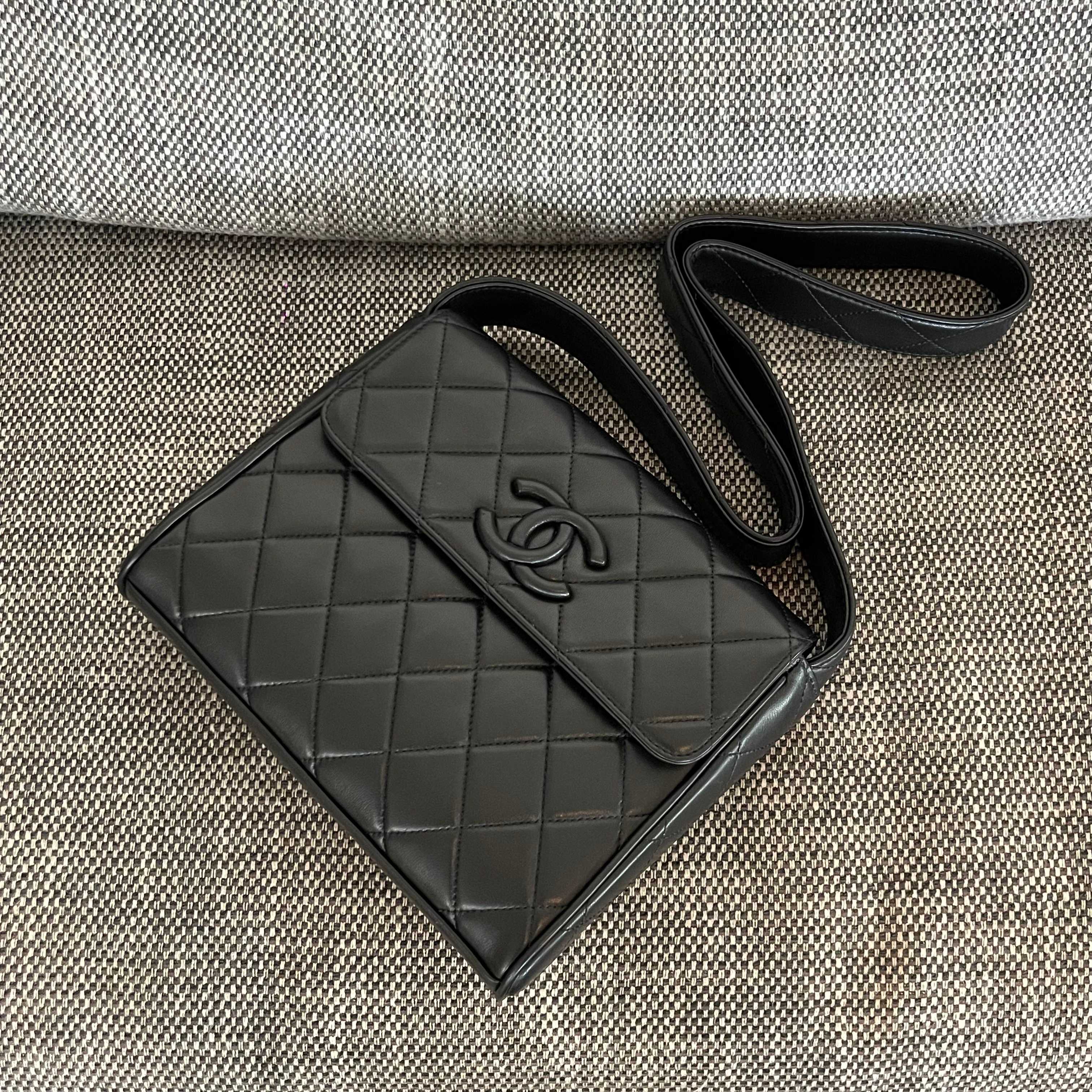 Vintage Black Quilted Lambskin Square Flap Shoulder Bag with Large CC Logo - Mocuir