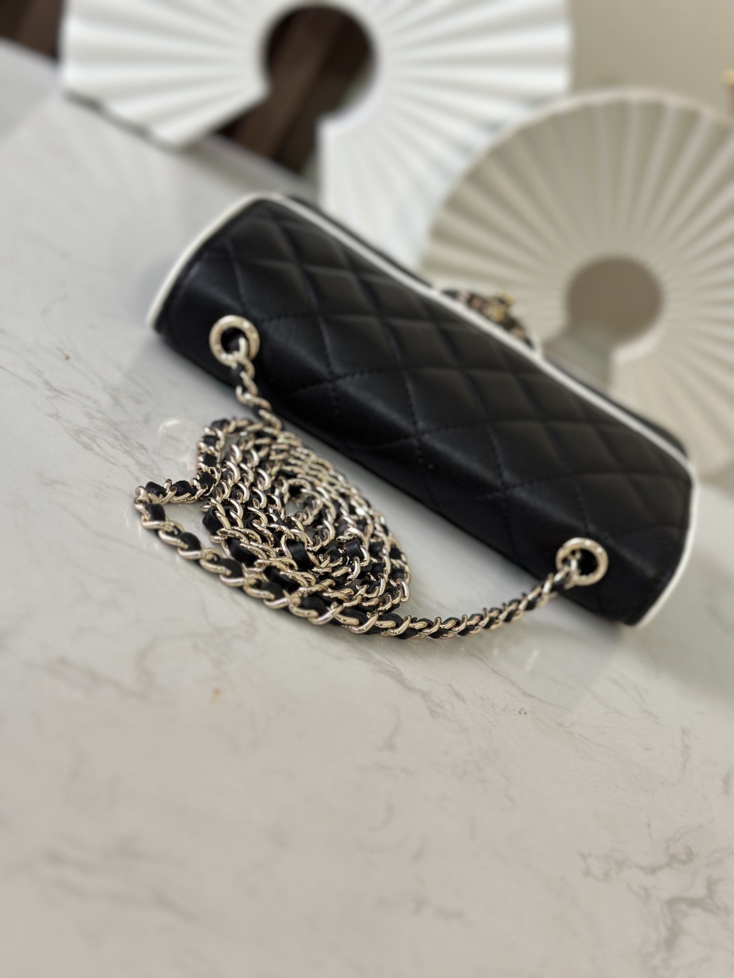 25P Mini Classic Flap with White Edge Piping - Mocuir