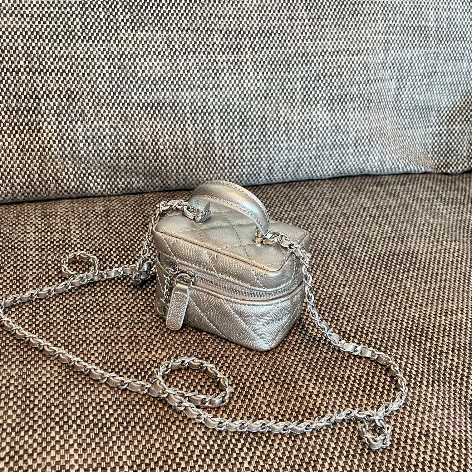 Silver Metallic Quilted Caviar Leather Mini Vanity Case with Handle and Silver-Tone Chain - Mocuir
