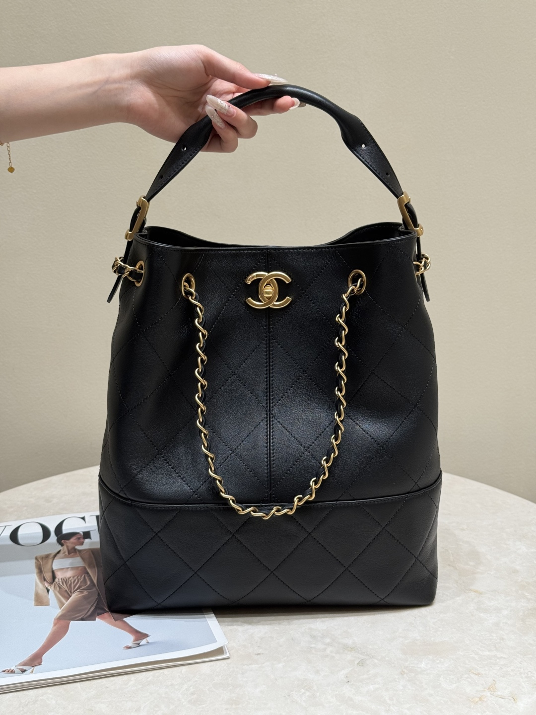 25A Pre-Fall Collection AS5634 Hobo Bucket Bag in Black Quilted Grained Calfskin (Caviar) with Antique Gold-Tone Hardware - Mocuir