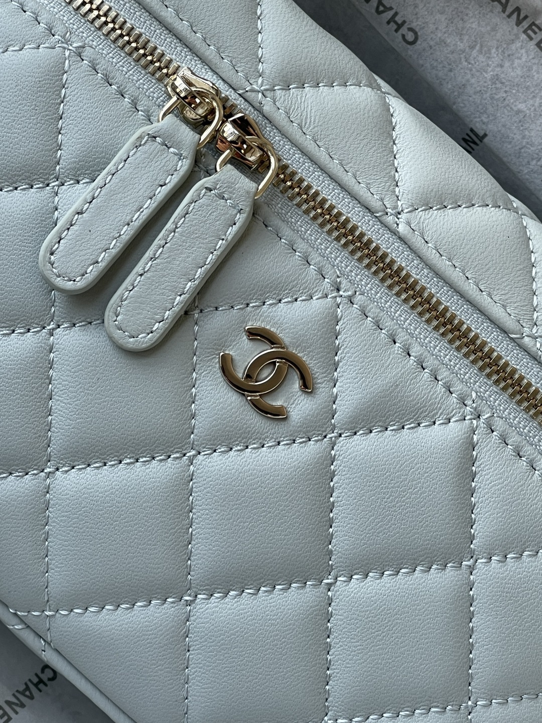 25C Classic Vanity Case with Chain（White） - Mocuir