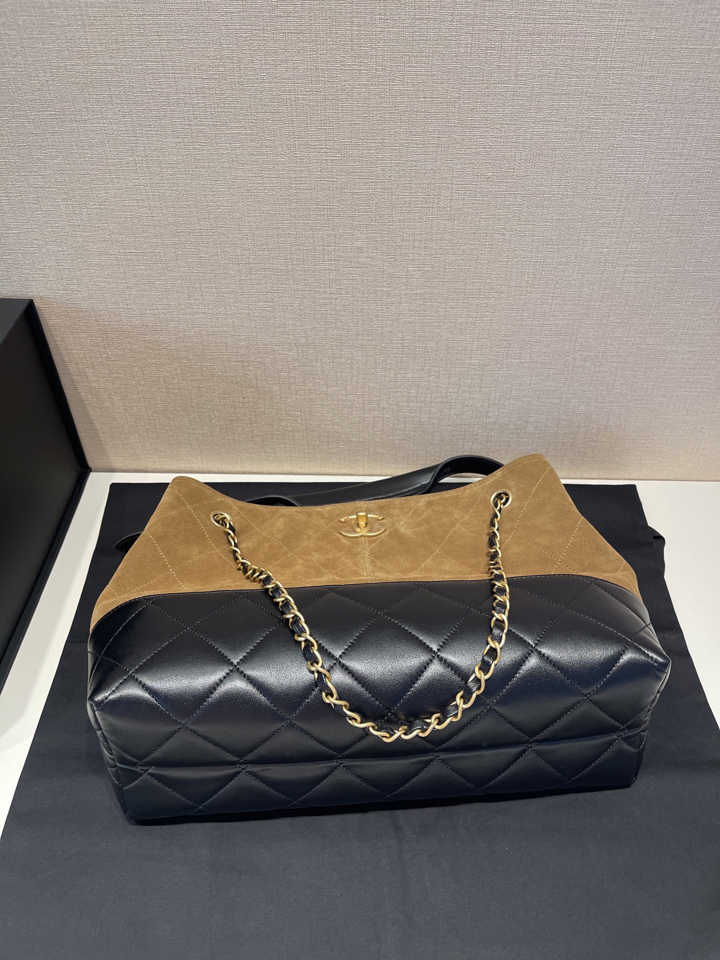 Small Tote (AS5634B) in Beige & Black Suede Calfskin with Shiny Lambskin & Gold-Tone Hardware, 2024/25 Métiers d’art Collection - Mocuir