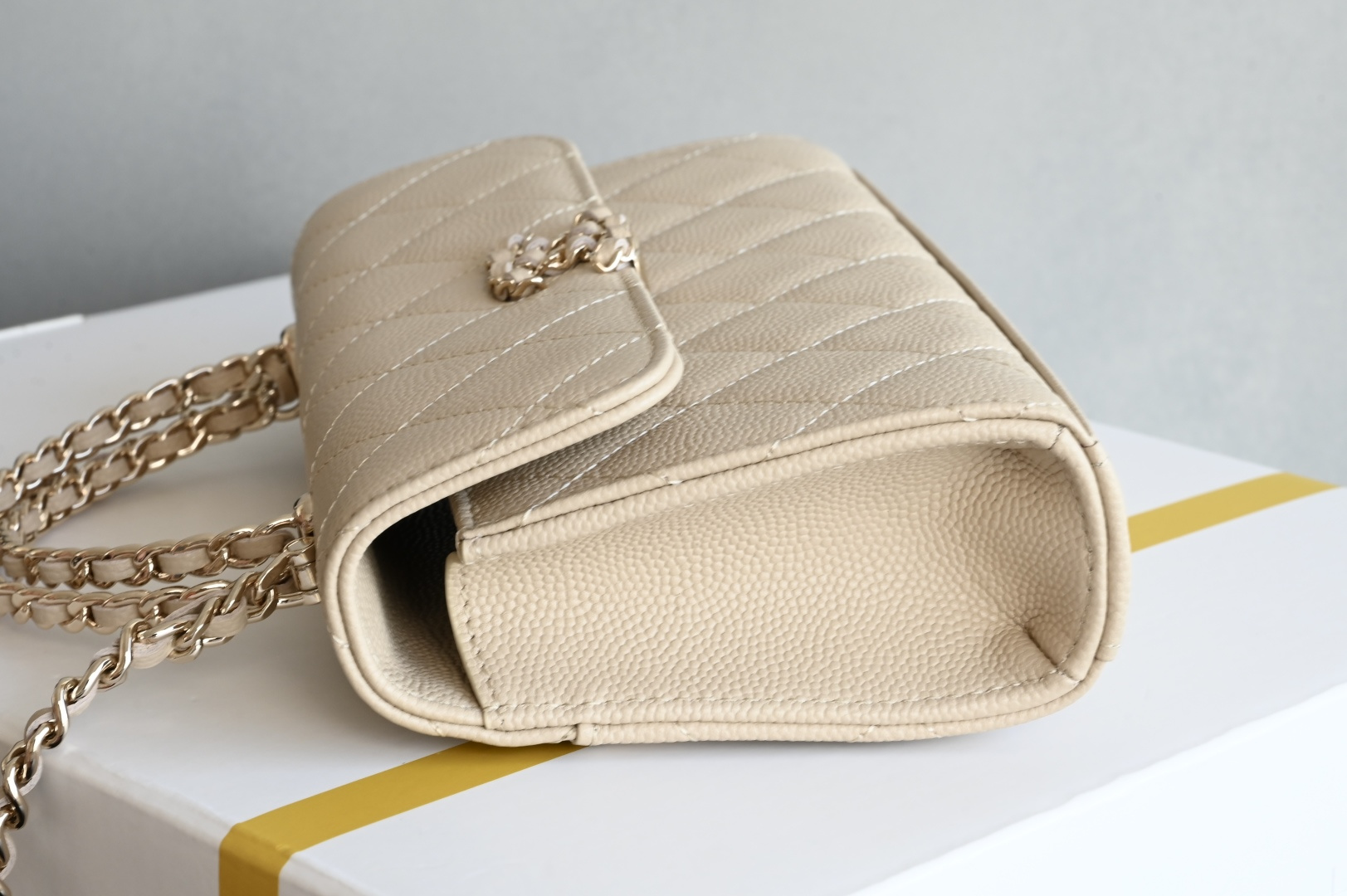 25S Top Handle Kelly Clutch with Chain in Beige Caviar Leather with Light Gold-Tone Hardware (Model AS4711) - Mocuir