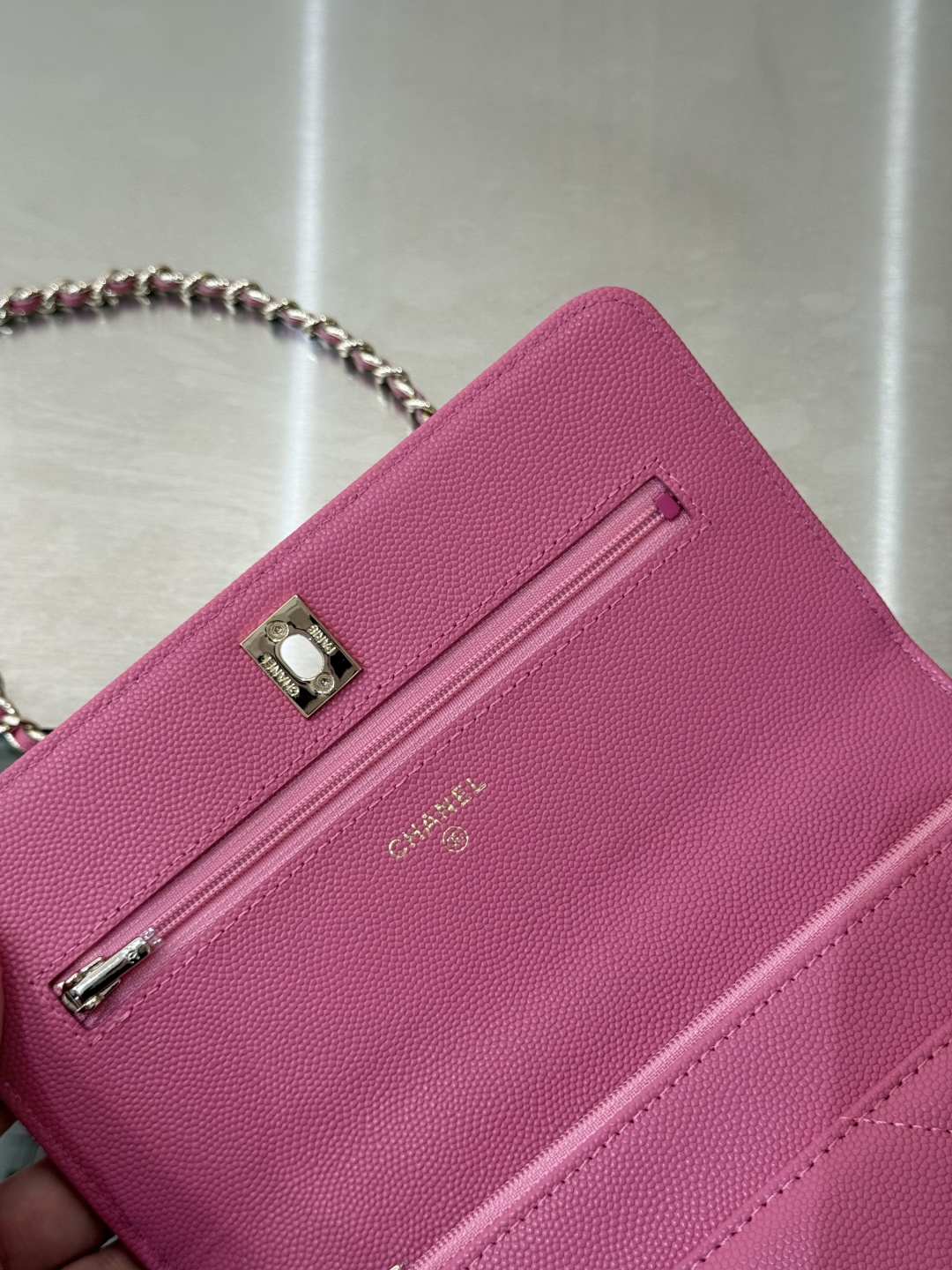 Wallet on Chain with Top Handle (AP3984) in Pink Caviar Leather with Gold-Tone Hardware, 25C Cruise Collection - Mocuir