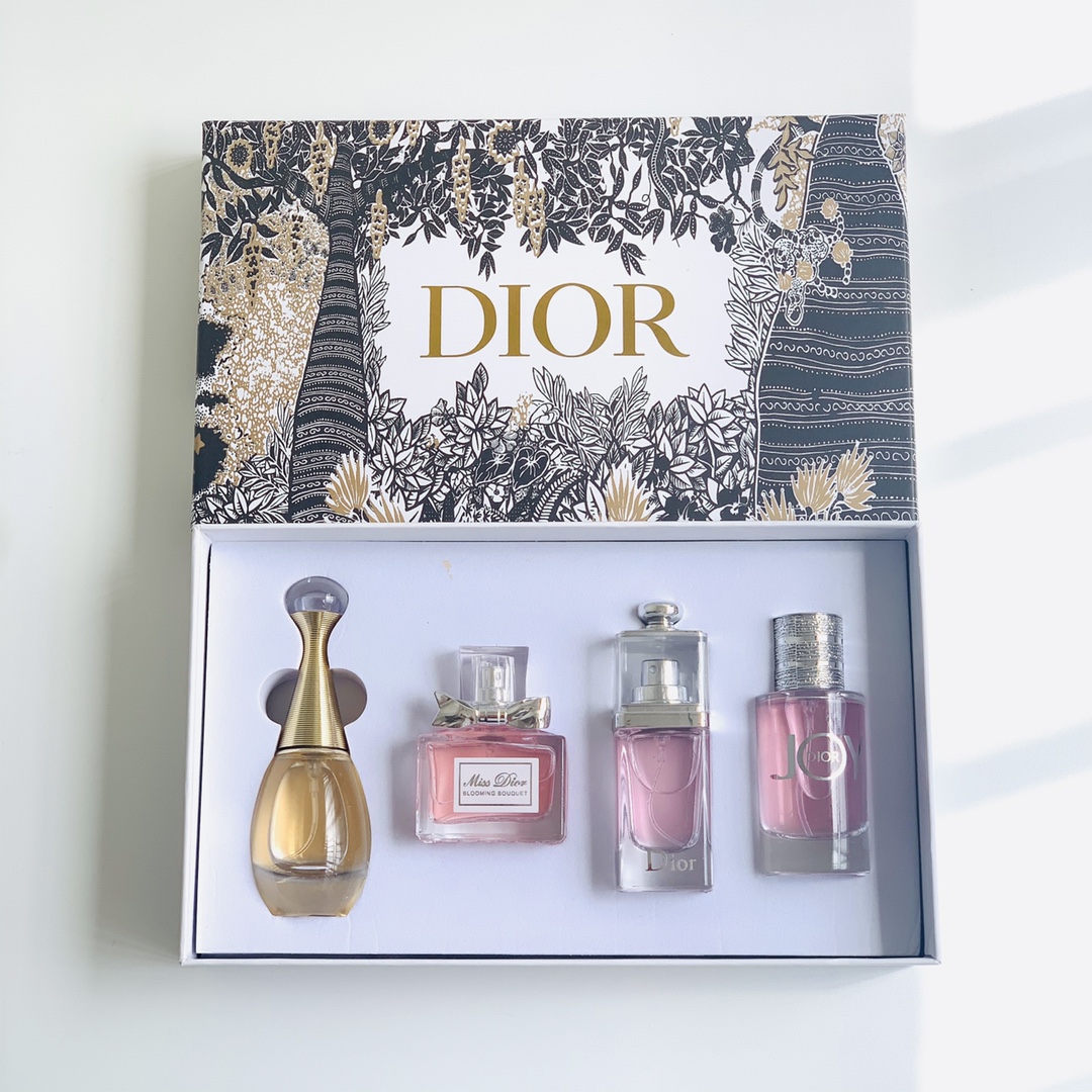 D107：DIOR Women’s Mini Perfume Gift Set 4 x 30ml