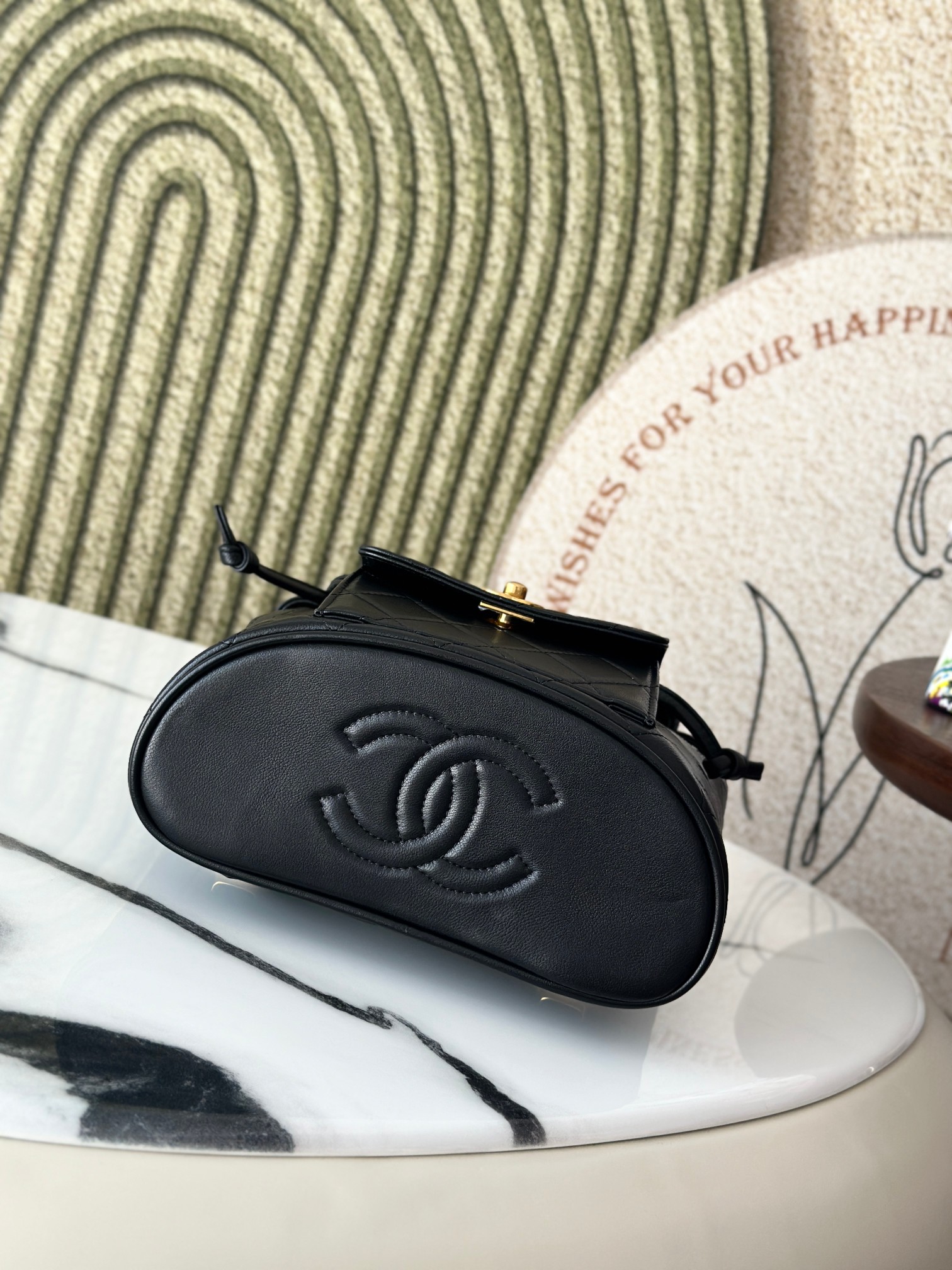 Classic Quilted Lambskin Drawstring Backpack in Black (Gold Hardware) - Mocuir