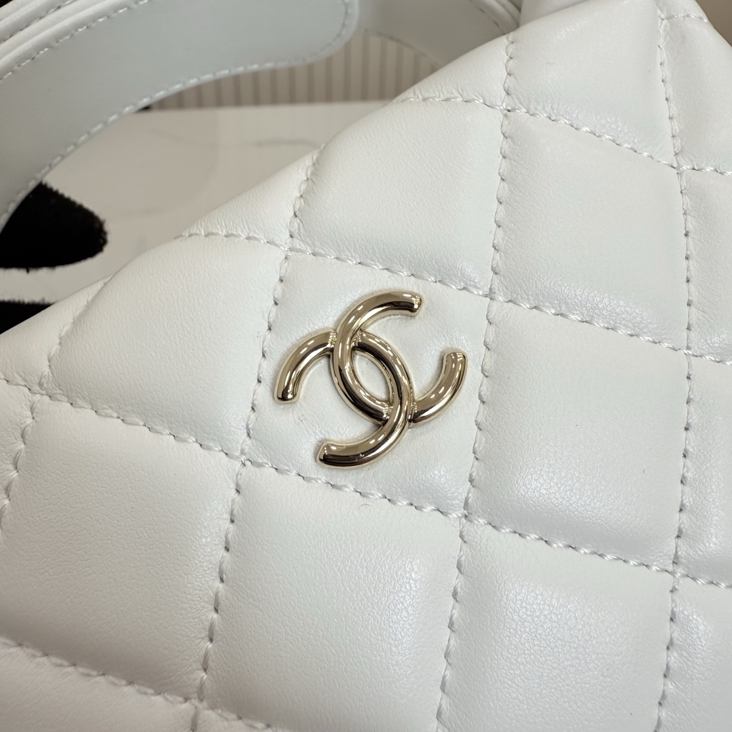 23C Hula Hoop Pouch Quilted Lambskin Bag in White (Gold Hardware) - Mocuir