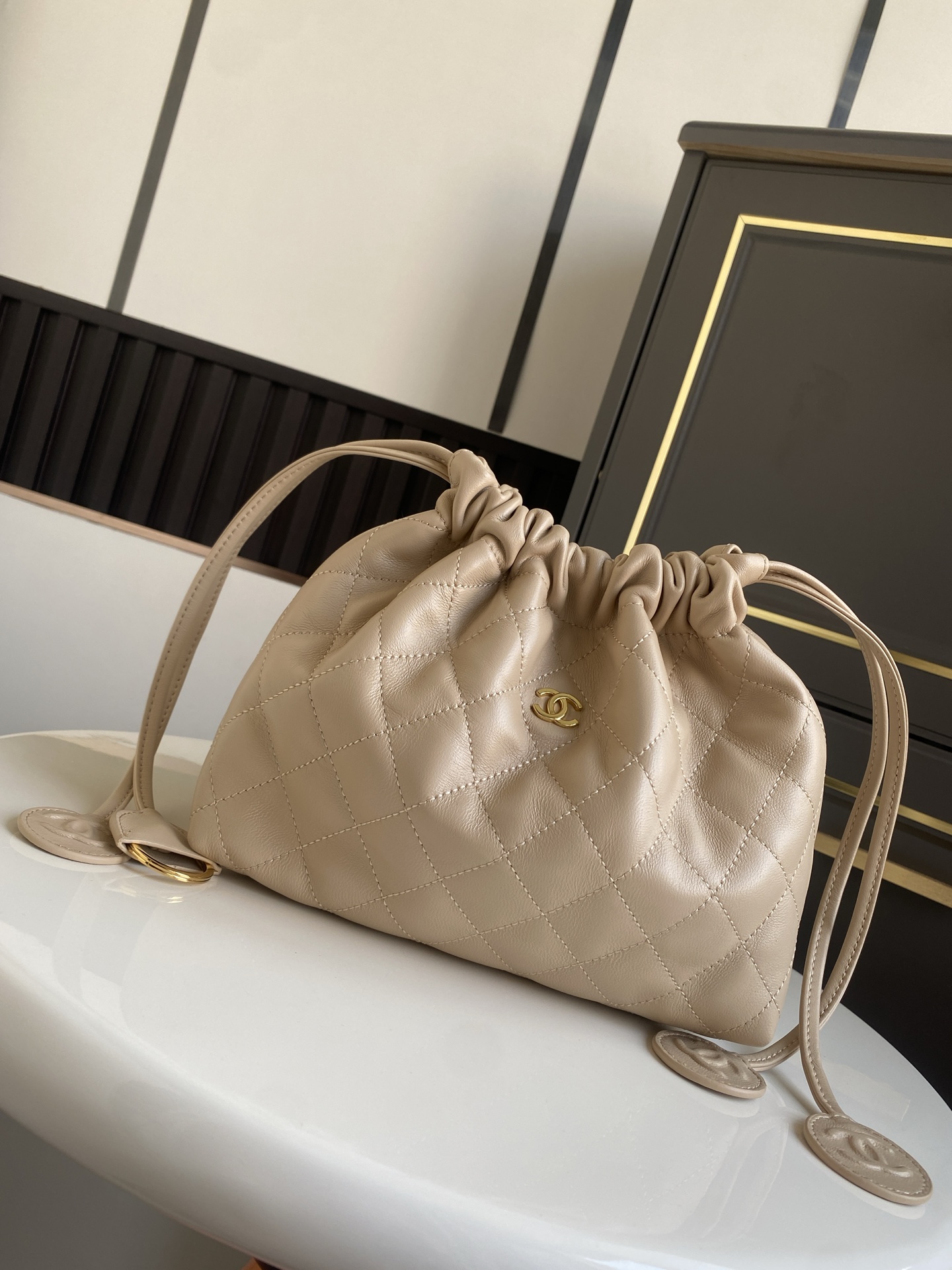 24BQuilted Lambskin Drawstring Hobo Bag（Beige Clair） - Mocuir