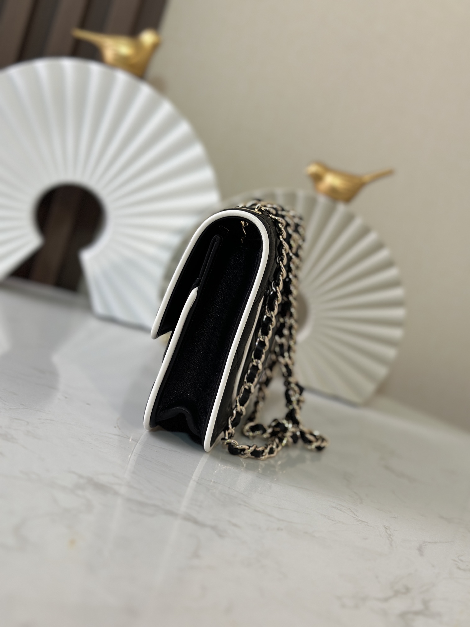 25P Mini Classic Flap with White Edge Piping - Mocuir