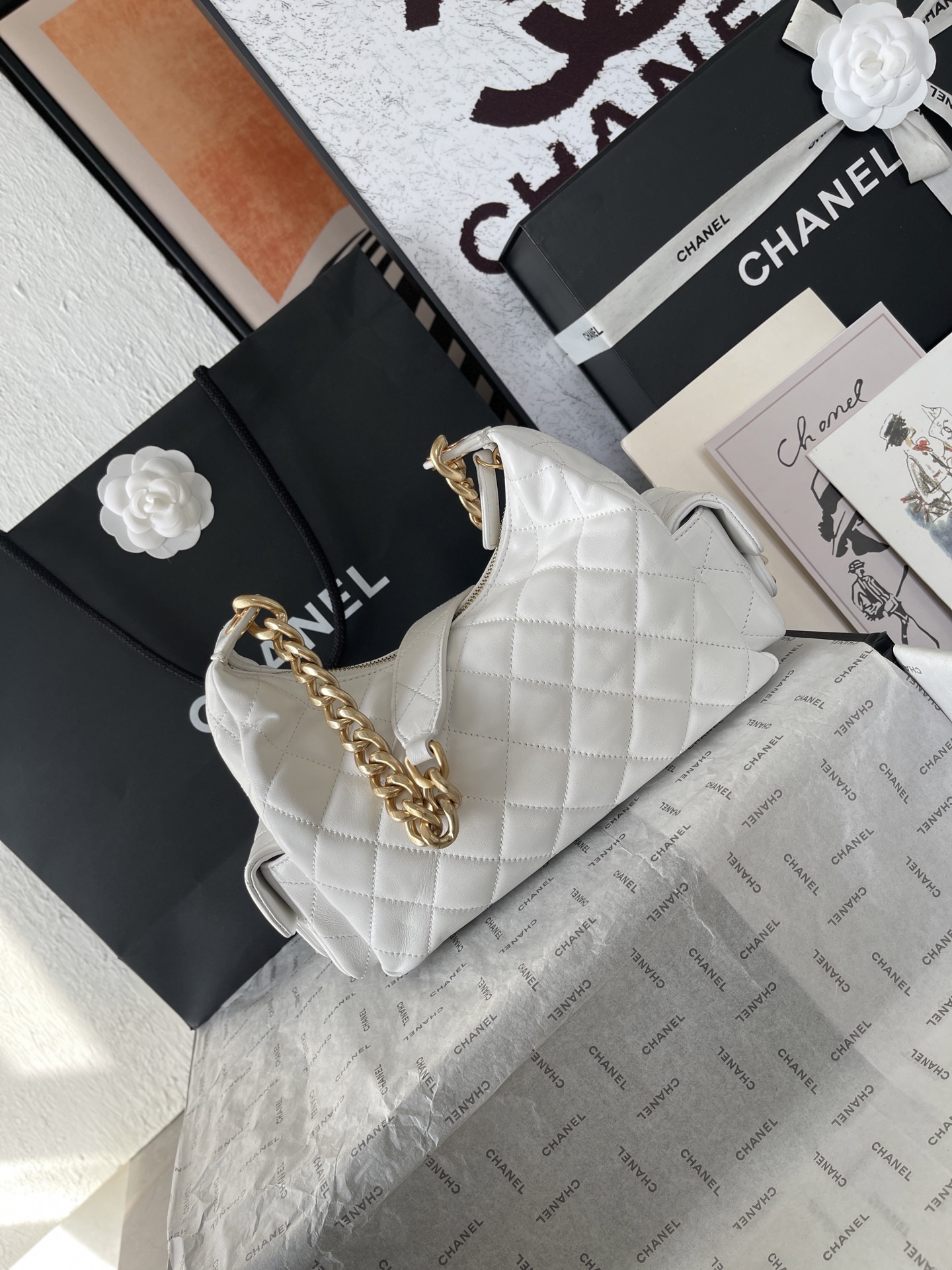 25C Multi-Pocket Hobo Bag in White Quilted Lambskin with Gold-Tone Hardware - Mocuir