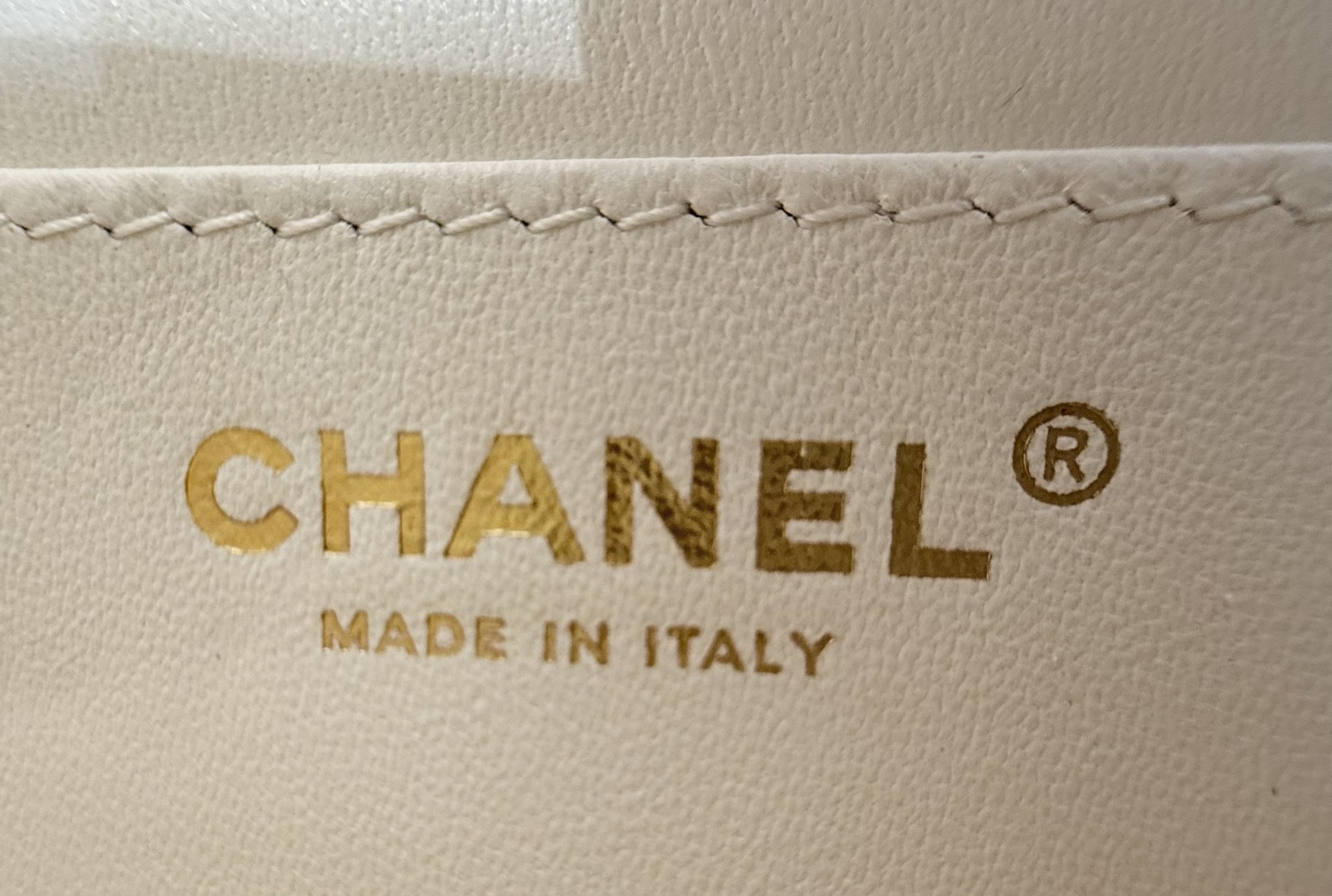 2025C CC Top Handle Small Bag (AS5265) in White Grained Calfskin with Antique Gold-Tone Hardware - Mocuir