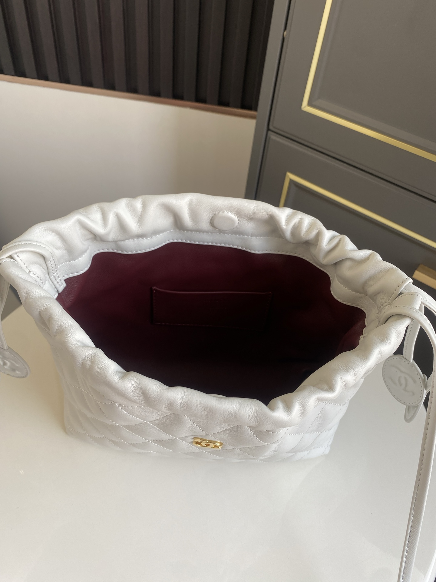 24BQuilted Lambskin Drawstring Hobo Bag（ White） - Mocuir