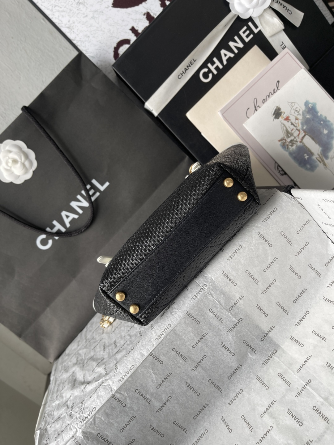 25C Black Woven Straw Large Tote Handbag with White Calfskin Trim and Gold-Tone Hardware - Mocuir