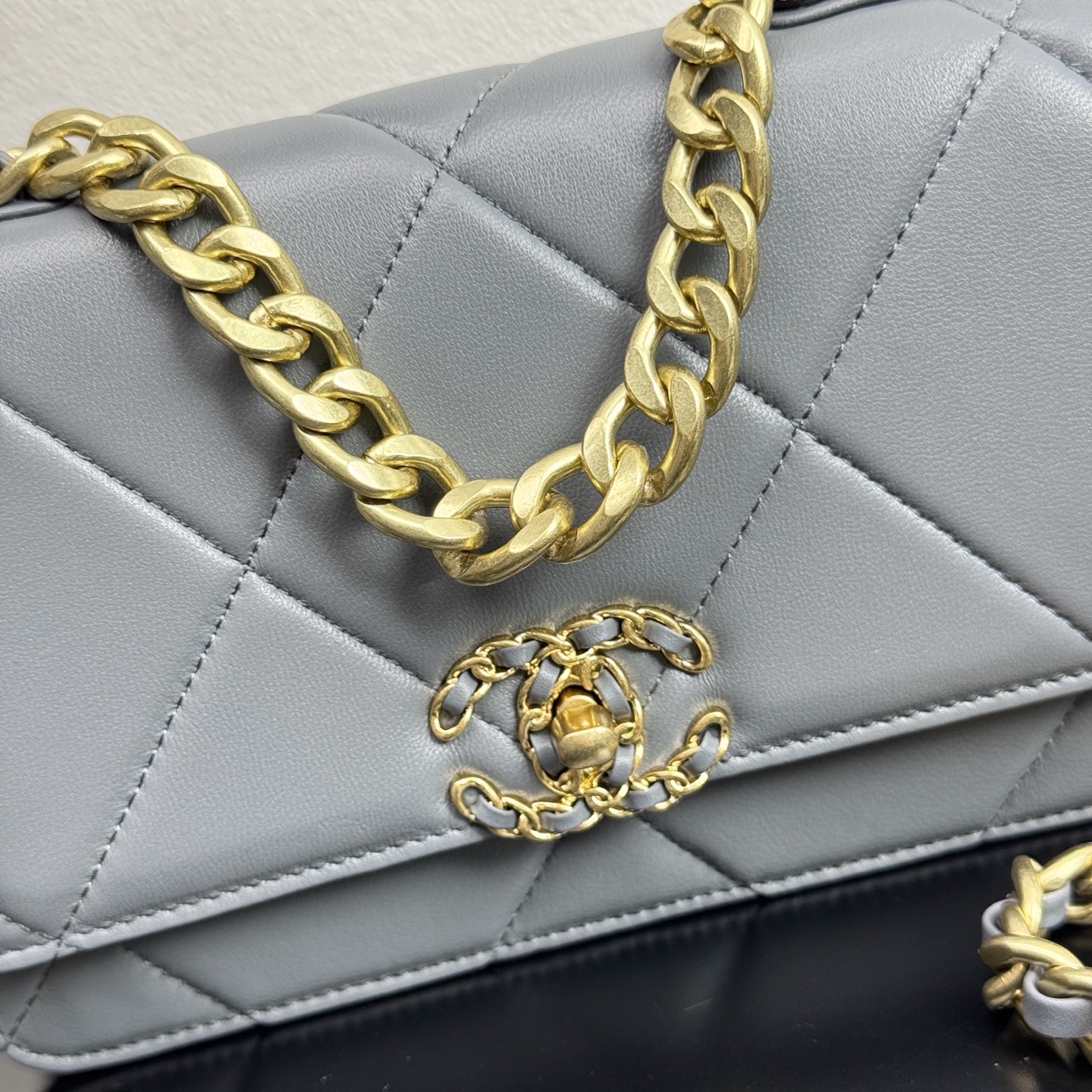 19 WOC Quilted Lambskin Shoulder Bag in Grey (Tri-Tone Hardware) - Mocuir