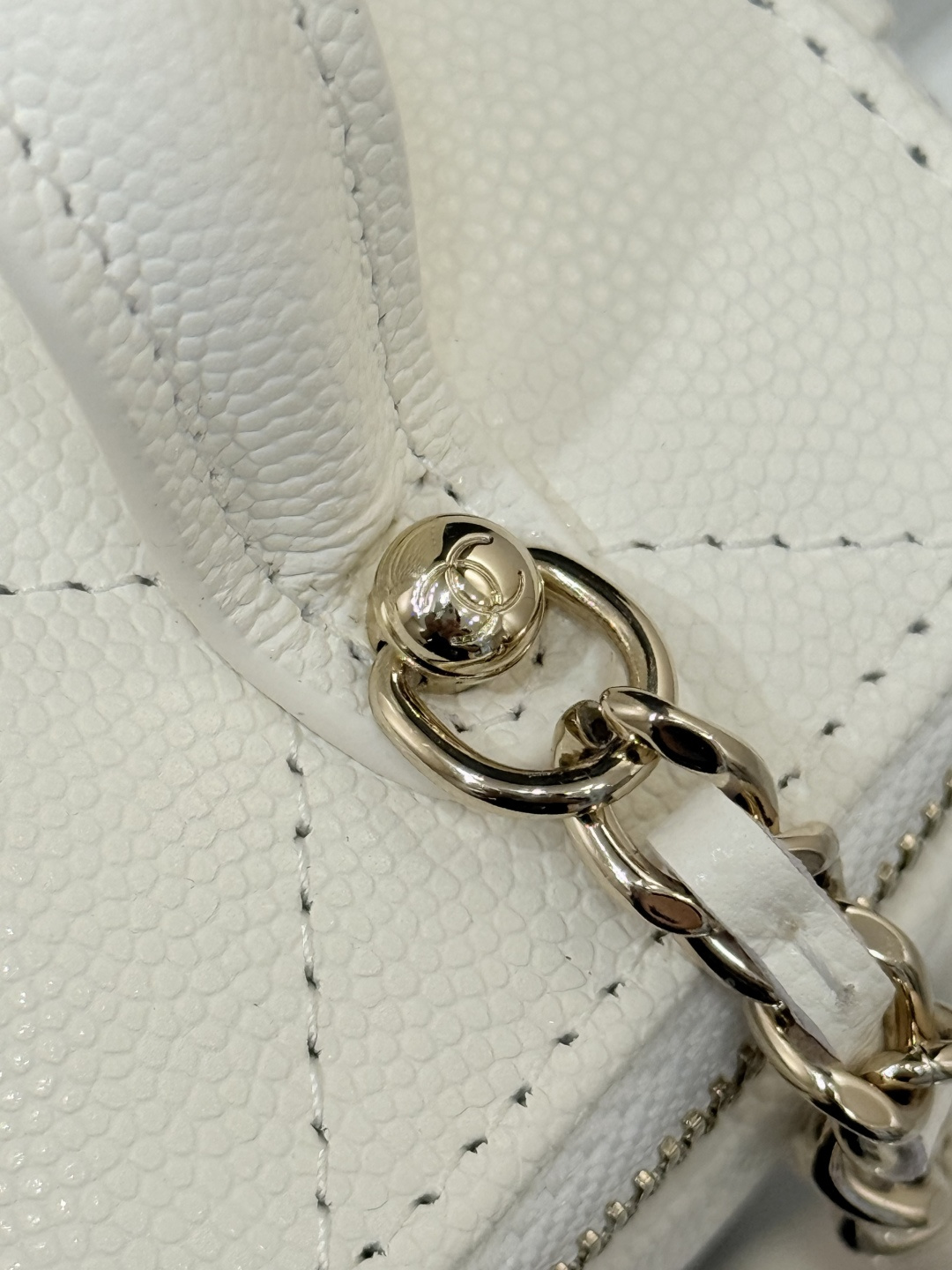 Mini Top Handle Vanity Case (AS5993) in White Quilted Grained Calfskin (Caviar) with Antique Gold-Tone Hardware - Mocuir