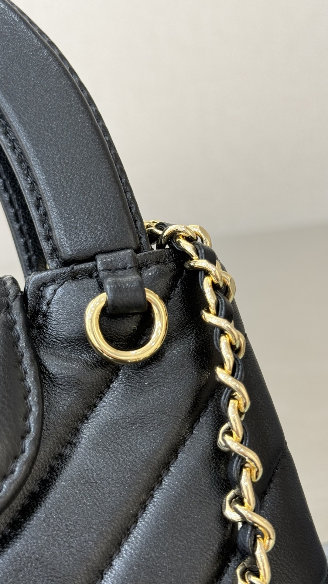 26K Kelly Mini Chevron-Quilted Lambskin Handle Bag with Gold-Tone Hardware - Mocuir