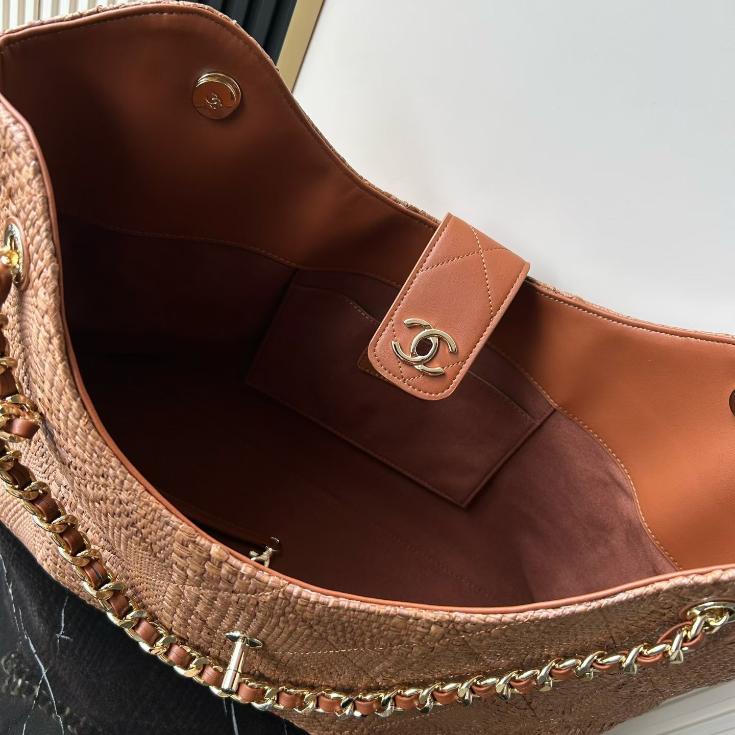 25C Caramel Woven Straw Large Tote Handbag with Calfskin Trim and Gold-Tone Hardware - Mocuir