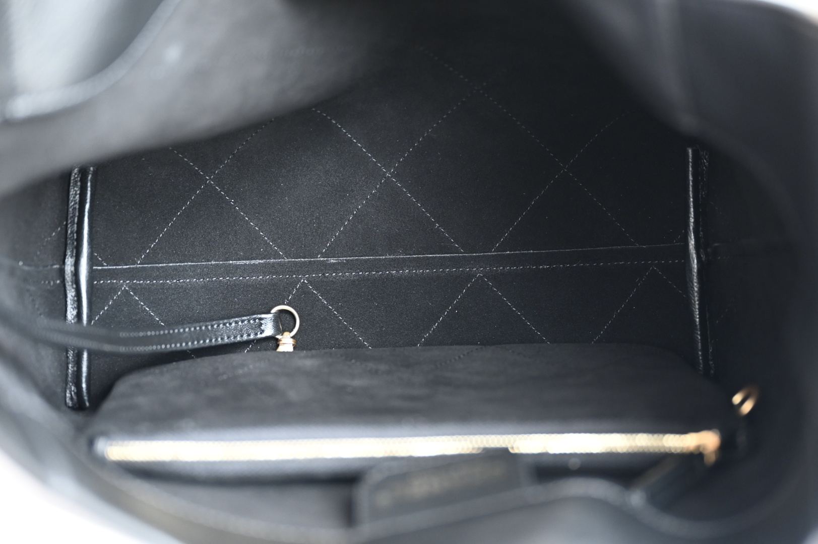 26C Cruise Collection Maxi Hobo Tote Bag in Black Lambskin with Gold-Tone Hardware (Model AS6095) - Mocuir