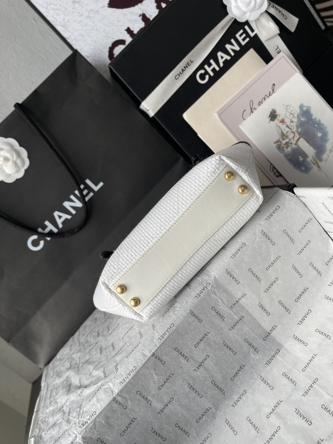 25C White Woven Straw Small Tote Handbag with Black Calfskin Trim and Gold-Tone Hardware - Mocuir