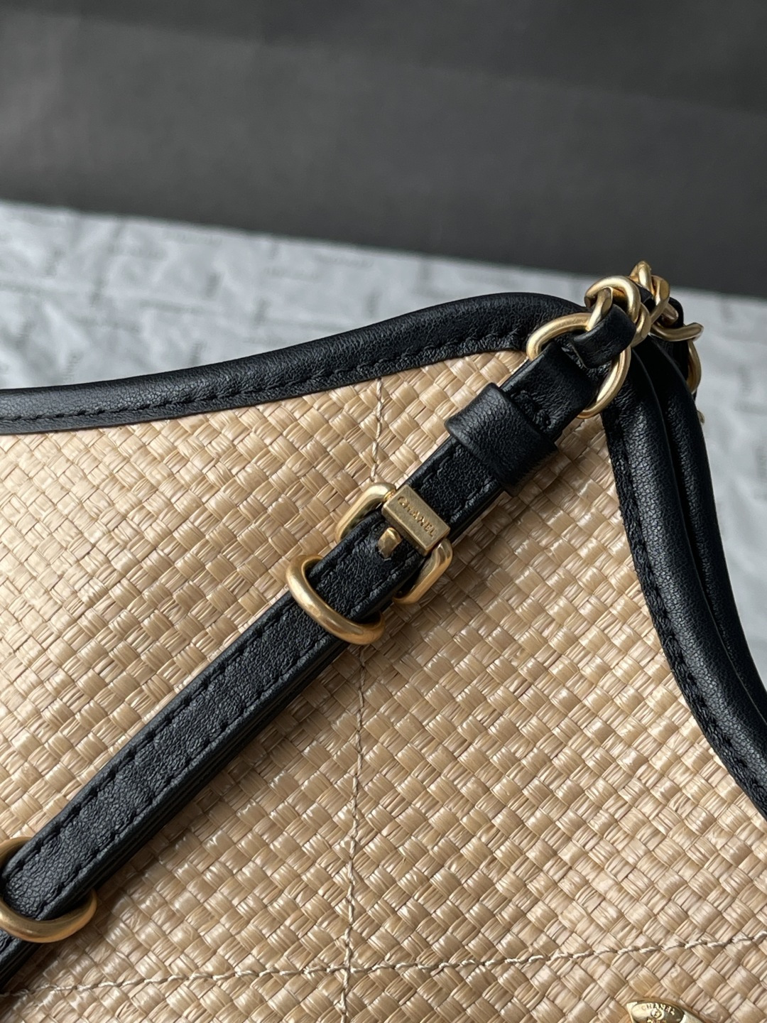 25C Beige Woven Straw Small Tote Handbag with Black Calfskin Trim and Gold-Tone Hardware - Mocuir