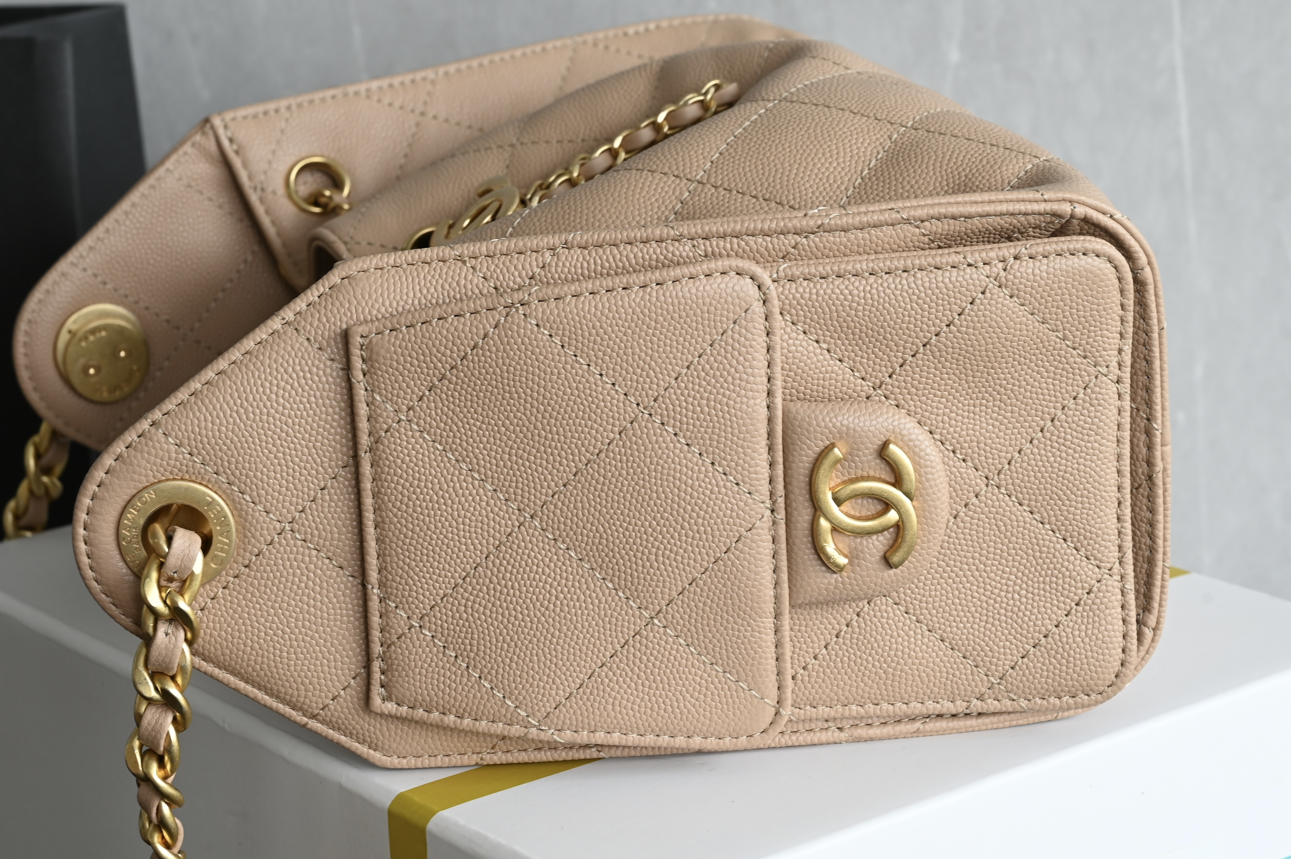 Chain Decor Hobo Bag（Light Beige） - Mocuir