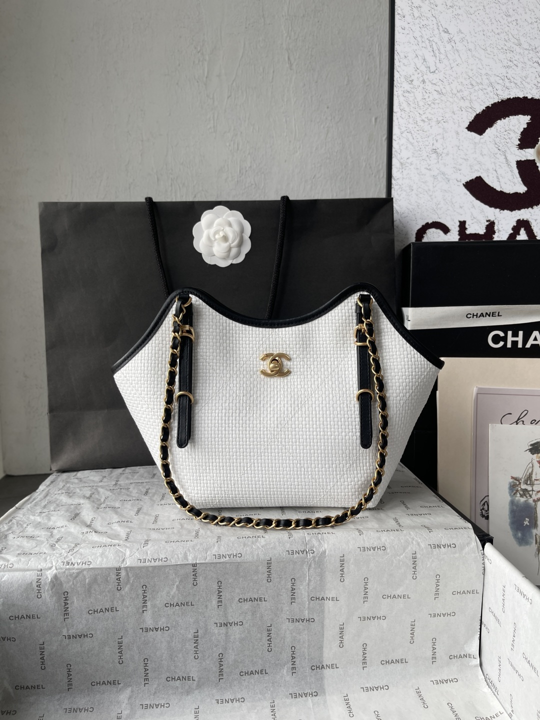 25C White Woven Straw Small Tote Handbag with Black Calfskin Trim and Gold-Tone Hardware - Mocuir