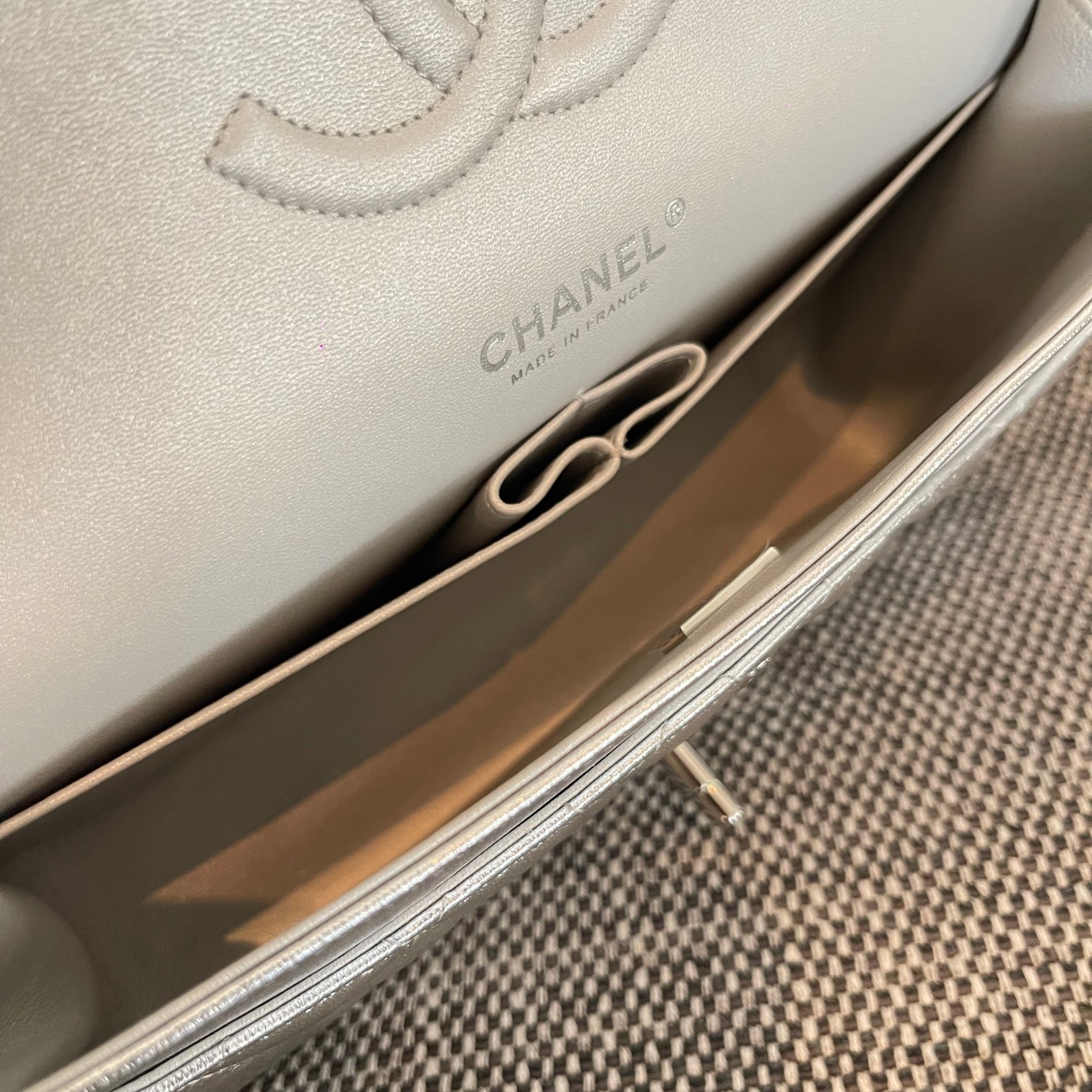 Classic Flap Quilted Metallic Lambskin Shoulder Bag in Silver (Silver Hardware) - Mocuir