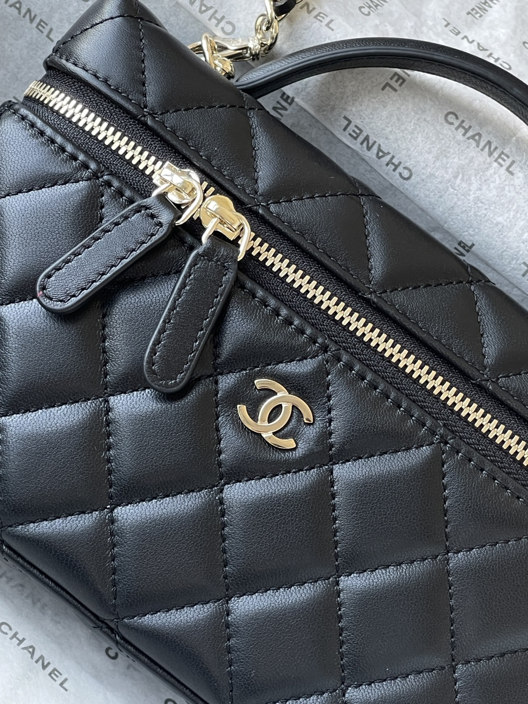 25C Classic Vanity Case with Chain（Black） - Mocuir