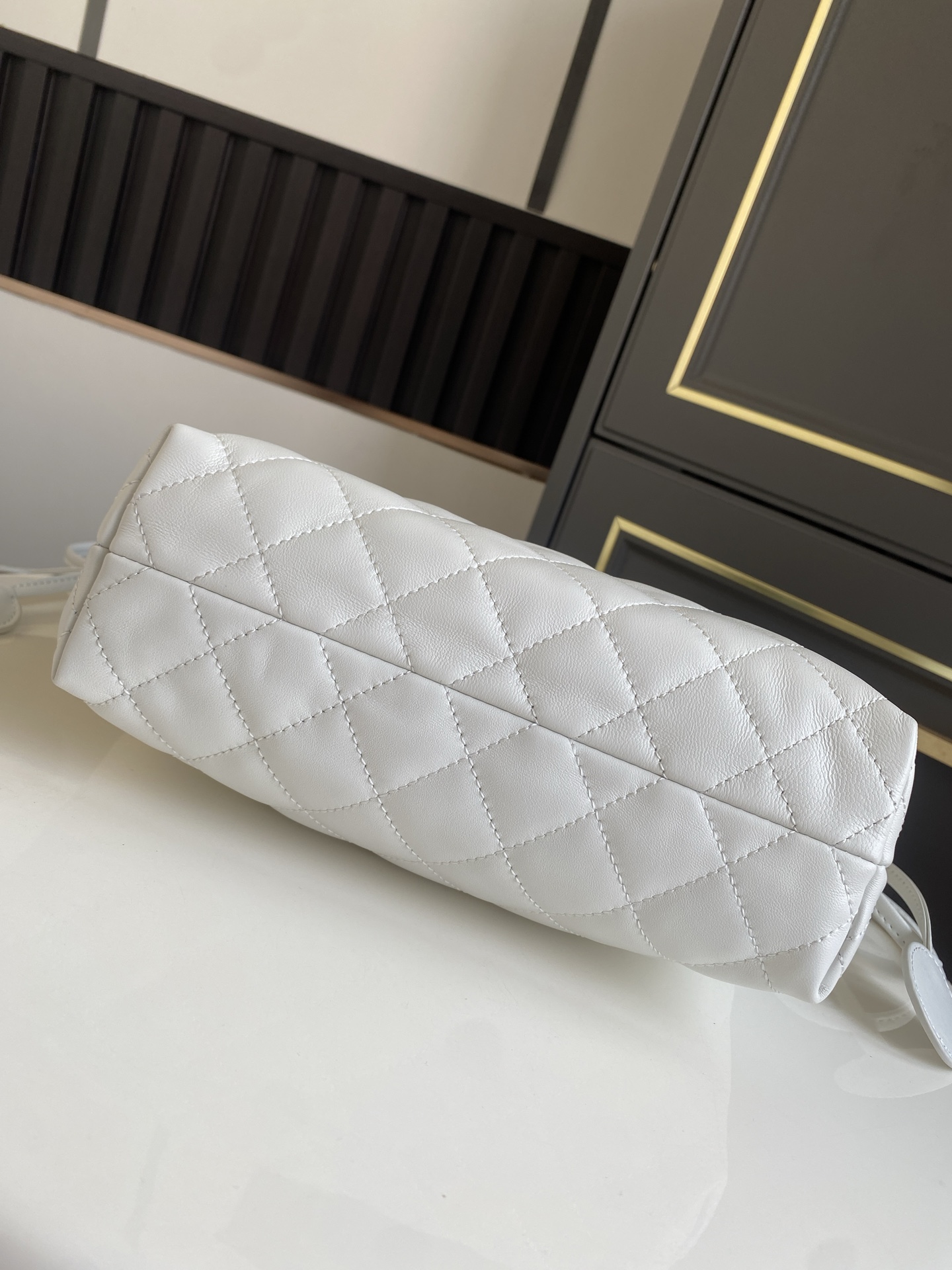 24BQuilted Lambskin Drawstring Hobo Bag（ White） - Mocuir