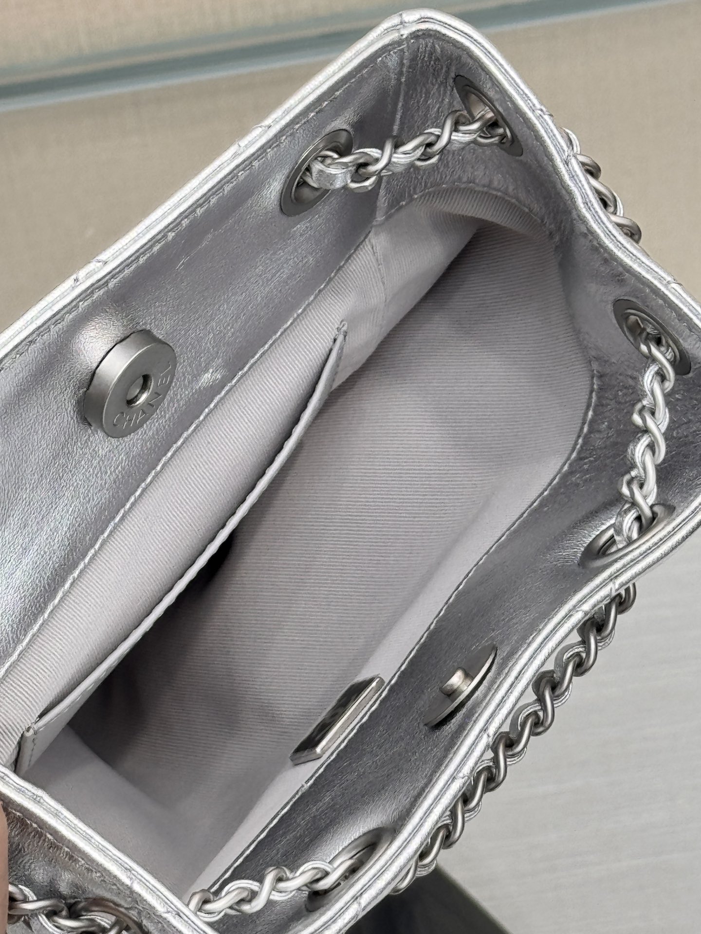 Drawstring Bucket Backpack（Metallic Silver） - Mocuir