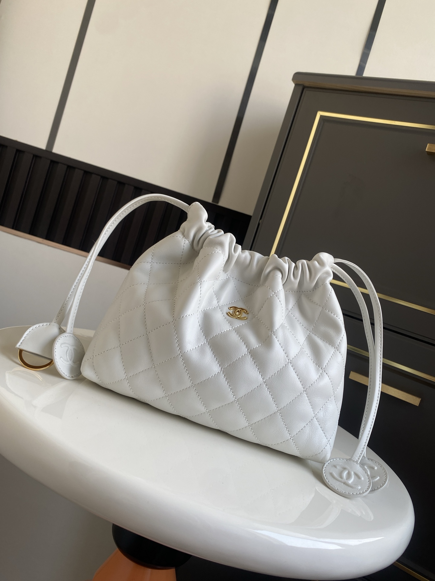 24BQuilted Lambskin Drawstring Hobo Bag（ White） - Mocuir