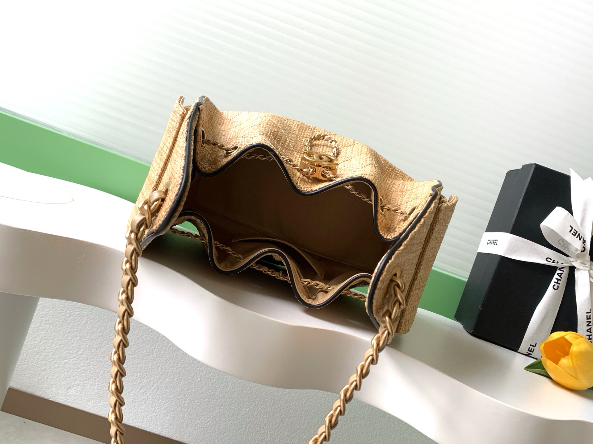 Small 25 Hobo Bag in Beige Braided Raffia (26C Cruise Collection) - Mocuir