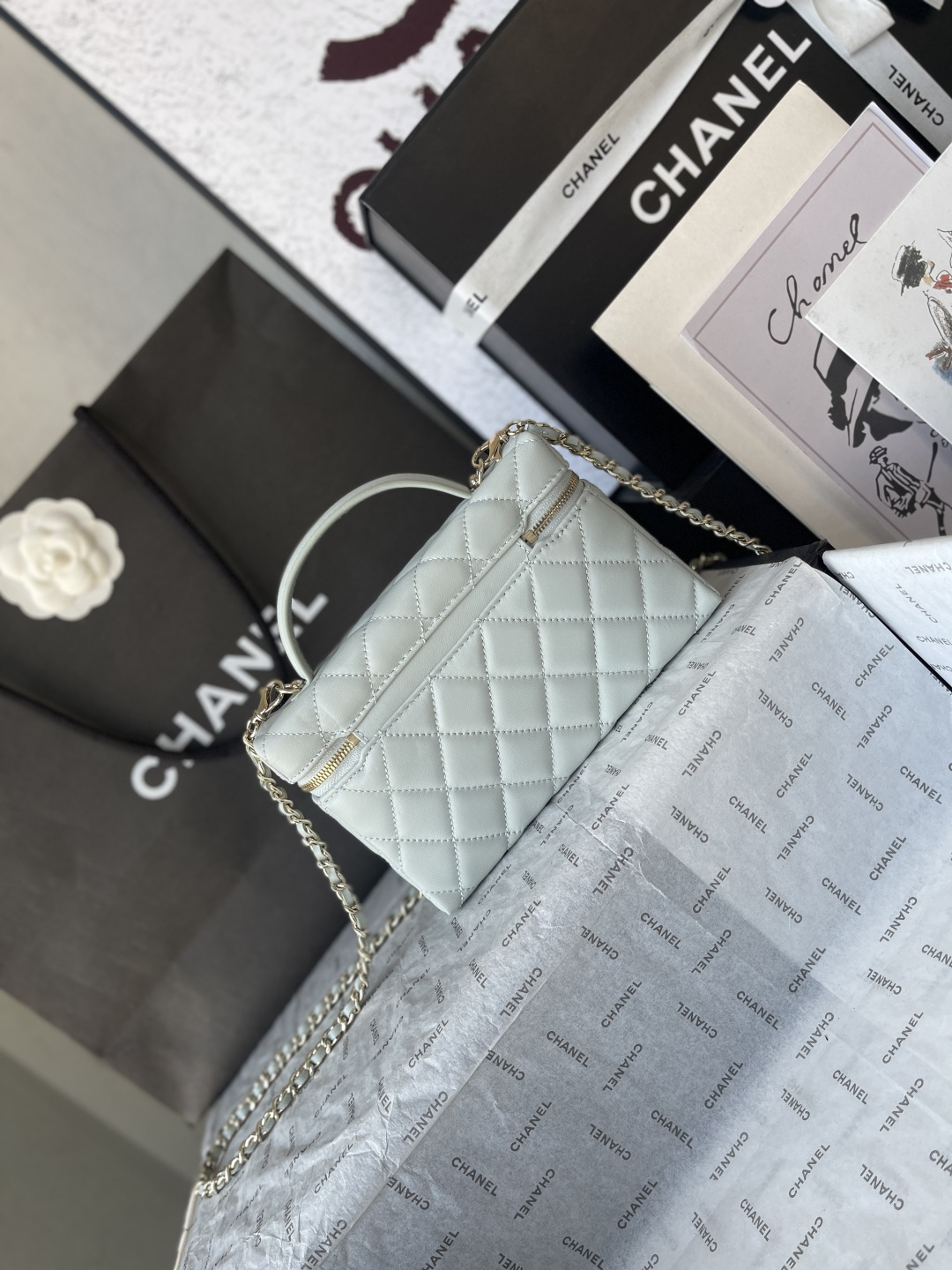 25C Classic Vanity Case with Chain（White） - Mocuir