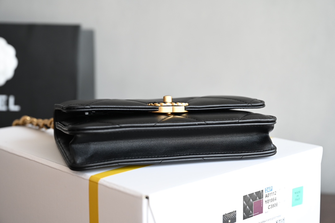 19 Wallet On Chain (WOC) in Black Lambskin with Mixed Gold & Silver Hardware (AS7759) - Mocuir