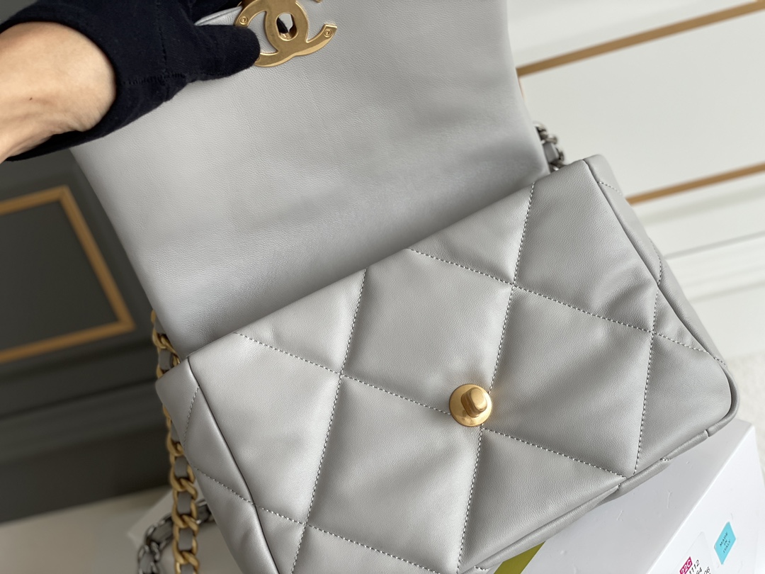 19 Handbag in Grey Quilted Shiny Lambskin with Gold-Tone, Silver-Tone & Ruthenium-Finish Metal (Model AS1160) - Mocuir