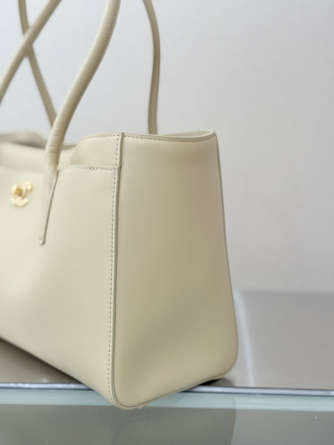 26S Beige Smooth Calfskin Cerf Executive Shopper Tote Bag with Gold Hardware - Mocuir