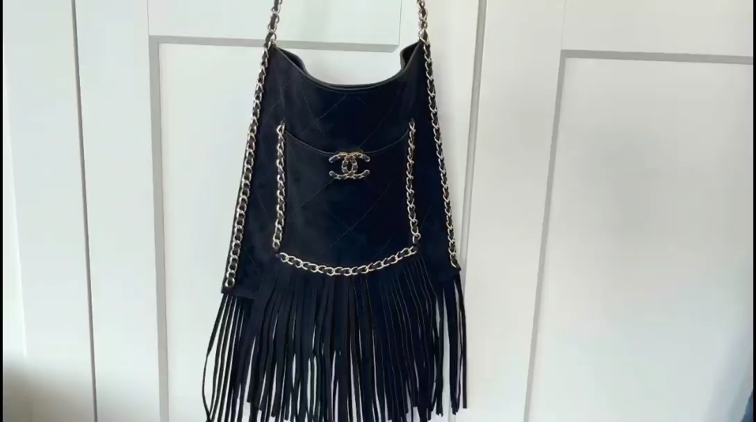 Vintage Black Quilted Suede Leather Tote Bag with Fringe Trim, Gold-Tone Hardware & Chain Strap - Mocuir